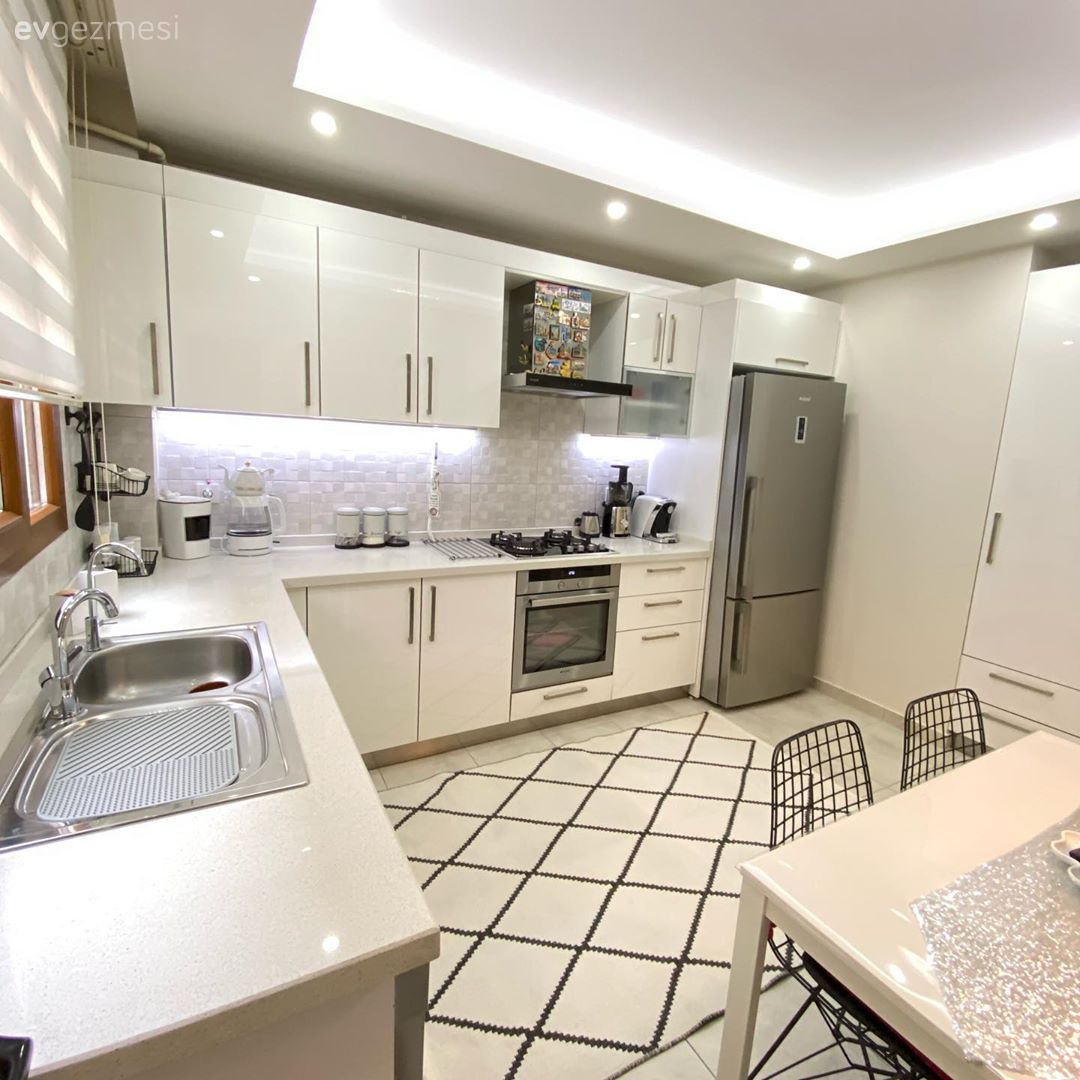 Mutfak, Beyaz, Siyah, Mutfak tezgahı, Mutfak tezgah arası, Mutfak halısı, Geometrik desen, Desenler, Ankastre, Spot aydınlatma, Aydınlatma, Led aydınlatma, Metal sandalye, Sandalye, Mutfak masası