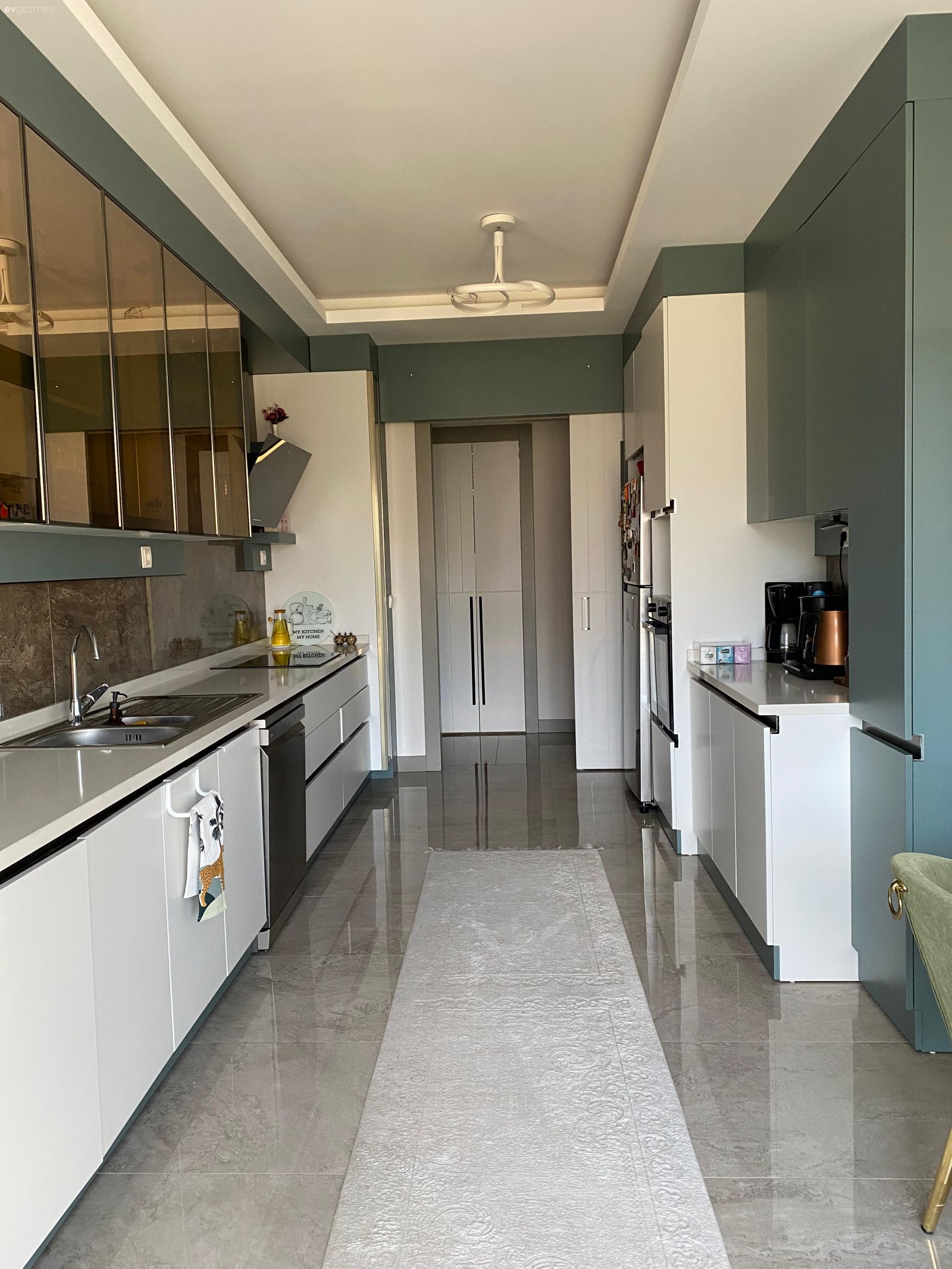 Mutfak, Koridor tipi mutfak, Beyaz, Bronz mobilya, Yeşil, Mutfak tezgahı, Mutfak tezgah arası, Mutfak aksesuarları, Davlumbaz, Ankastre, Eviye , Kahve köşesi, Mutfak halısı, Mutfak zemin seramikleri