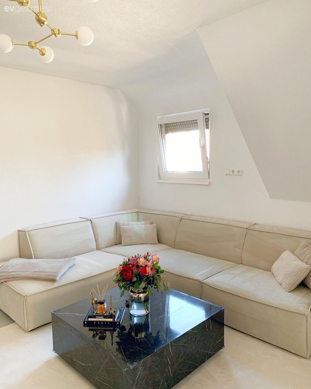 Beyazları Kuşanmış Bu Evde Altın Vurgularla Hareket Sağlanmış