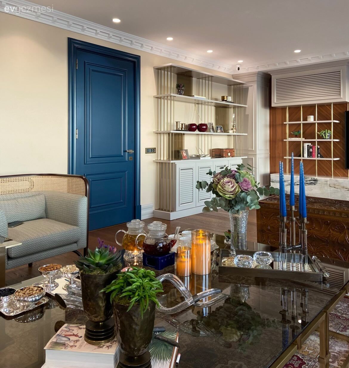 Salon, Art deko, Klasik, Modern, Beyaz, Bej, Mavi, Kahverengi, Gümüş, Şamdan, Ev Aksesuar, Dekoratif Objeler, Orta sehpa, Sehpa, Sehpa üstü aksesuarı, Vitrin