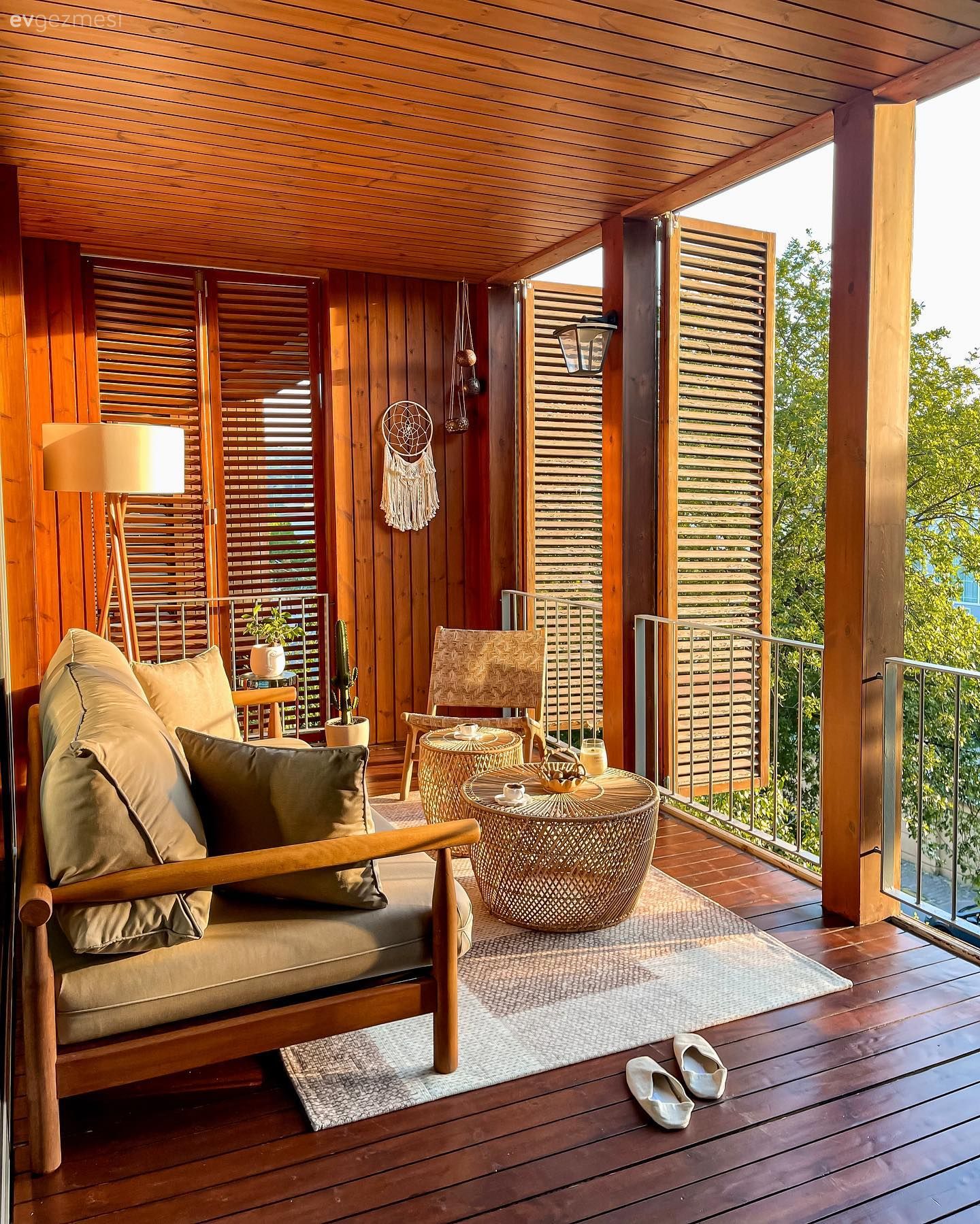 Balkon, Bohem Dekorasyon, Balkon oturma grubu, Krem, Bej, Beyaz, Hasır, Balkon halısı, Balkon masası, Sandalye, Rattan sandalye, Ahşap Mobilya, Dekoratif Objeler, Balkon duvar dekorasyonu