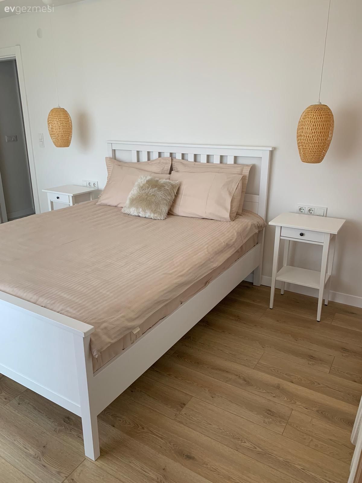 Yatak Odası, Krem, Bej, Pudra pembe, Hasır, Hasır avize, Fon perde, Perde, Tül perde, Halı, Salon halısı, Komodin