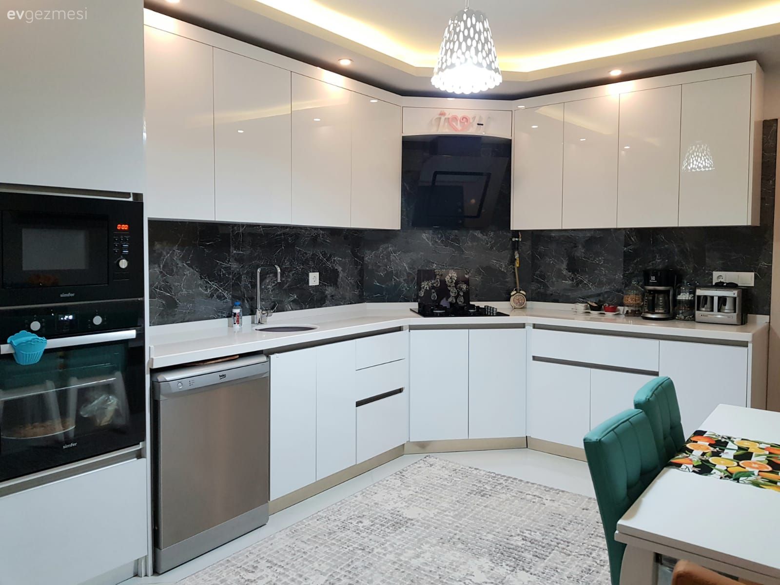 Mutfak, Beyaz, Yeşil, Siyah, Modern mutfak, Kulpsuz mutfak dolabı, Mutfak tezgahı, Mutfak tezgah arası, Mutfak masası, Sandalye, Ankastre, Davlumbaz, Mutfak halısı