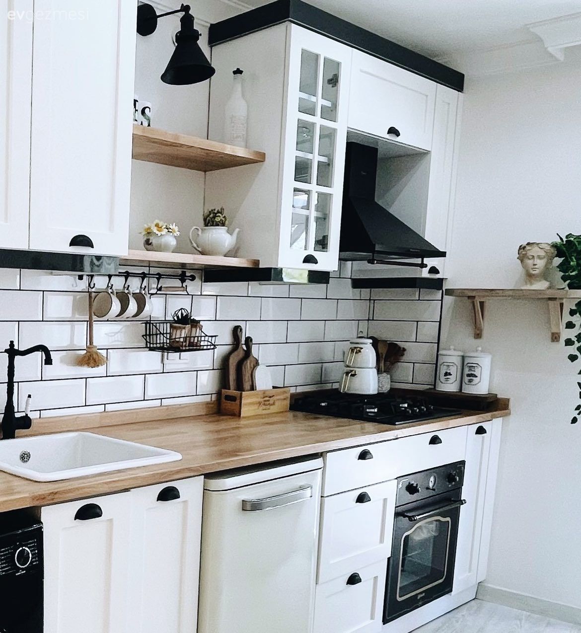 Mutfak, Beyaz, Beyaz ve ahşap mutfak, Siyah, Ahşap mutfak tezgahı, Mutfak tezgahı, Mutfak tezgah arası, Tezgah arası seramik, Davlumbaz, Ankastre