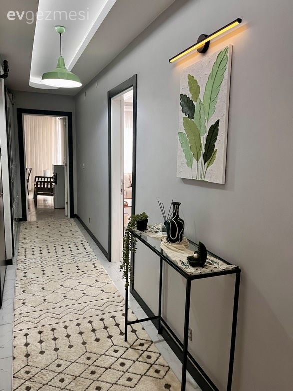 Bu İzmir Evinde Mobilyalar Renkli Parçalar İçin Uygun Zemin