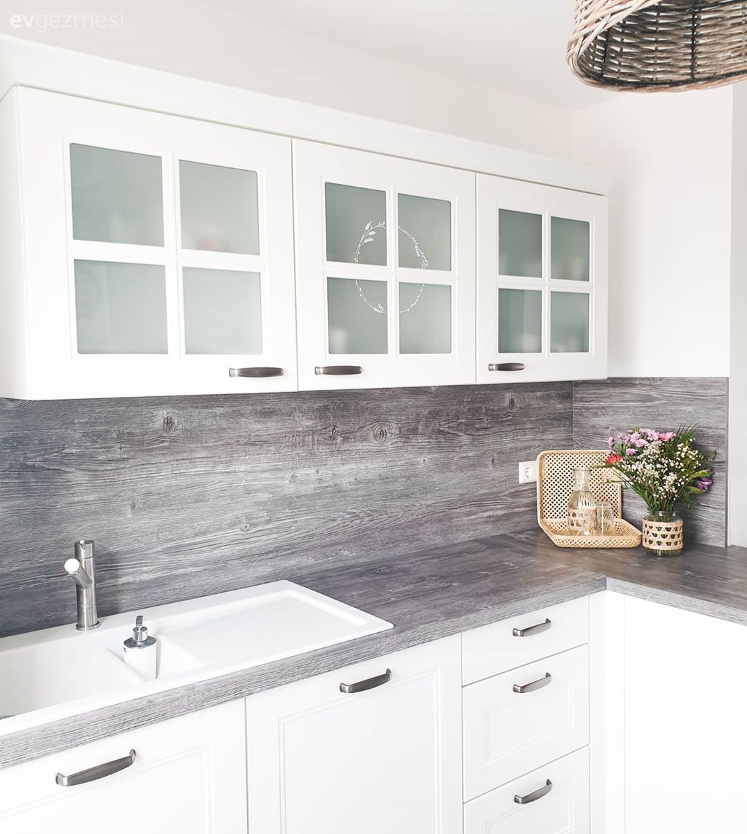 Mutfak, Country mutfak, Beyaz, Gri, Mutfak tezgahı, Mutfak tezgah arası, Hasır avize