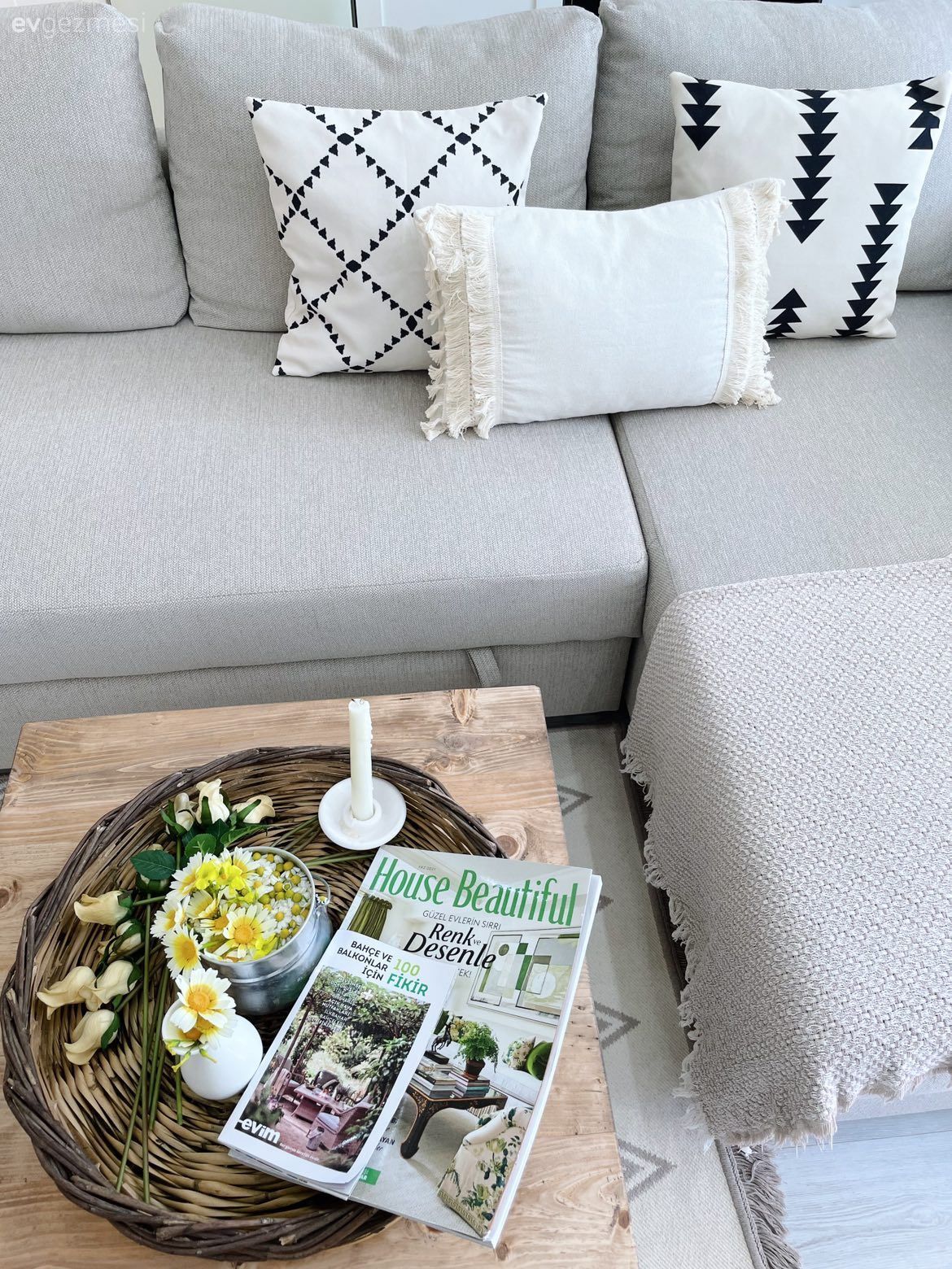 Krem, Bej, Beyaz, Köşe koltuk, Koltuk takımı, Orta sehpa, Sehpa, Kırlent, Ev tekstili