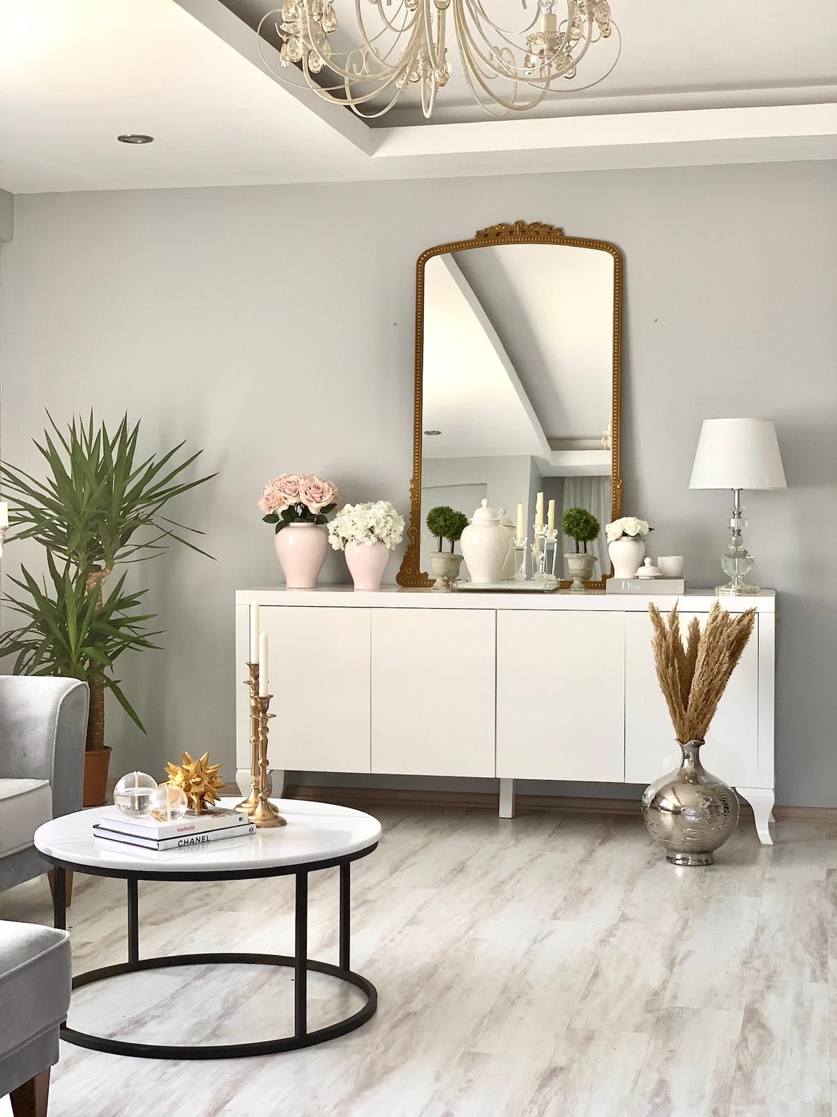 Salon, Modern, Köşe koltuk, Koltuk takımı, Gri, Beyaz, Siyah, Konsol, Konsol üzeri dekoratif objeleri, Ayna, Şamdan, Ev Aksesuar, Vazo, Ev bitkisi, Orta sehpa, Sehpa, Avize, Aydınlatma, Pampas otu, Abajur