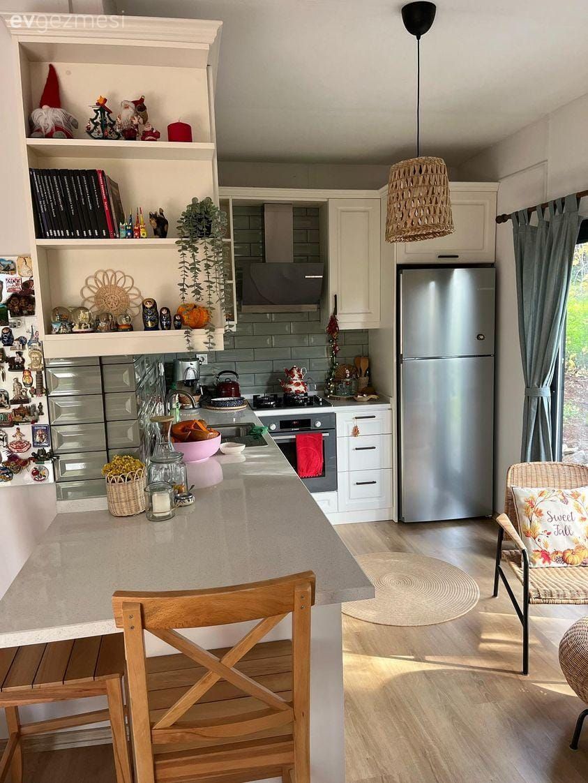 Müstakil Ev, Açık konsept yaşam alanı, Mutfak, Amerikan Mutfak, Beyaz, Beyaz ve ahşap mutfak, Yeşil, Duvar rafı, Duvar dekorasyonu, Bar masa & sandalyeleri, Mutfak perdesi, Hasır avize, Mutfak aksesuarları, Halı