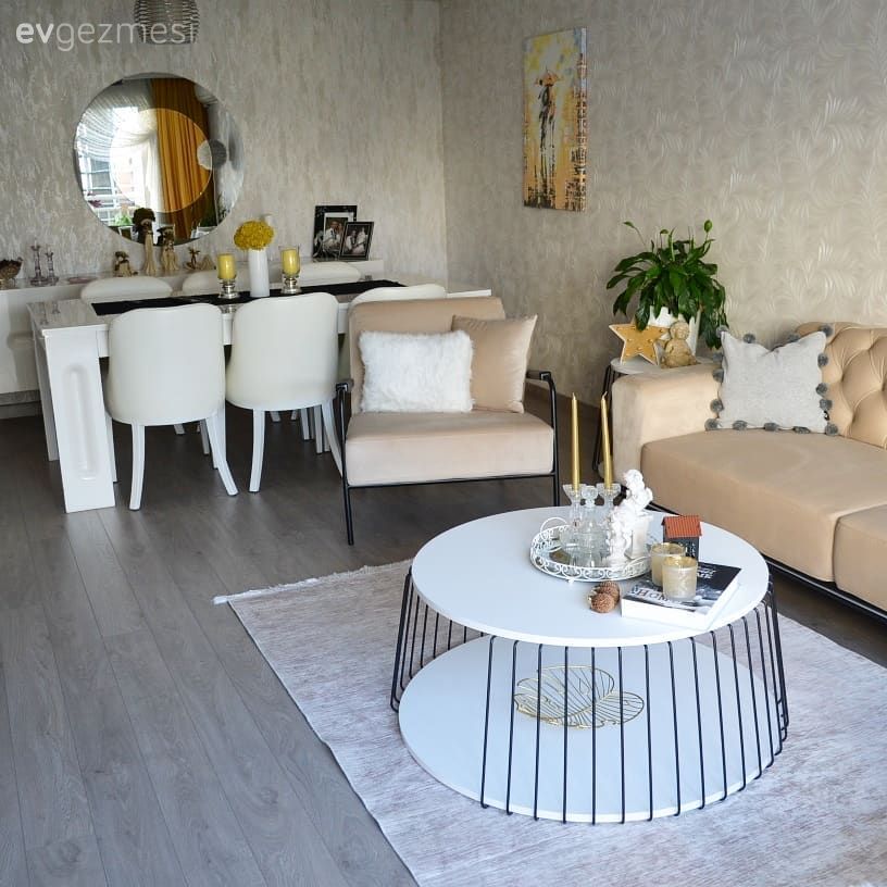 Salon, Büyük salon, Sarı, Beyaz, Krem, Modern, Koltuk takımı, Berjer, Metal ayaklı berjer, Orta sehpa, Sehpa, Metal ayaklı sehpa, Halı, Salon halısı, Tablo, Duvar dekorasyonu, Duvar kağıdı, Ev bitkisi, Yemek masası, Sandalye, Ayna, Konsol, Şamdan, Ev Aksesuar, Yuvarlak ayna, Dekoratif ayna