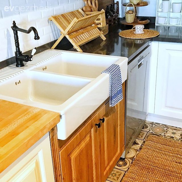 Mutfak, Beyaz, Beyaz ve ahşap mutfak, Mutfak halısı, Siyah tezgah, Mutfak tezgahı, Metro seramik, Seramik, Mutfak zemin seramikleri, Siyah