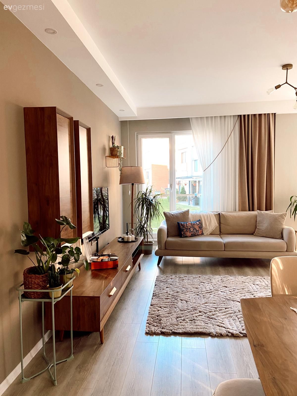 Salon, Bohem Dekorasyon, Modern, Krem, Bej, Koltuk takımı, Ahşap Mobilya, Ev bitkisi, Halı, Salon halısı, Kırlent, Ev tekstili