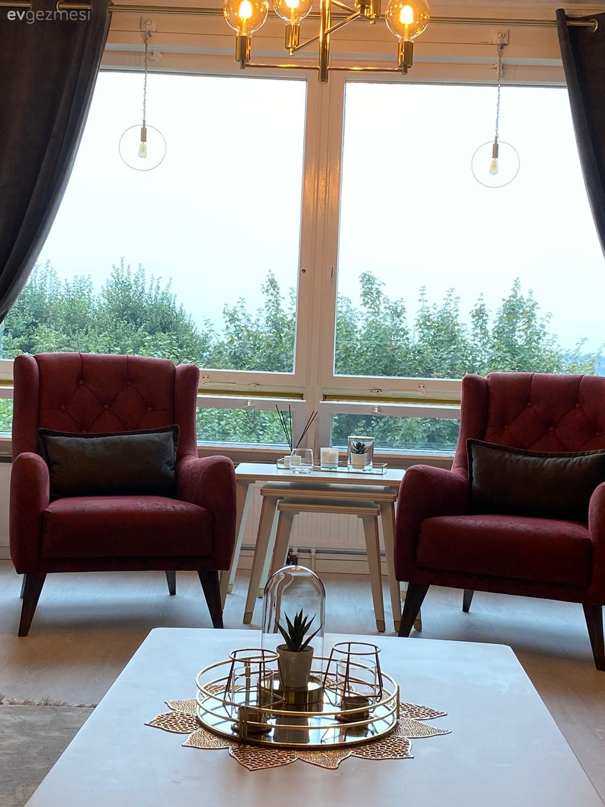 Salon, Beyaz, Füme, Kırmızı, Berjer, Yan sehpa, Sehpa, Orta sehpa, Avize, Aydınlatma, Sehpa üstü aksesuarı, Ev Aksesuar, Halı