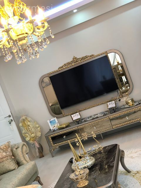 Salon, Klasik, Yeşil, Altın, Vizon, Avize, Aydınlatma, Salon avizesi, Tv ünitesi, Tv ünitesi aksesuarları, Ev Aksesuar, Şamdan, Sehpa üstü aksesuarı, Aynalı mobilya, Ayna, Spot aydınlatma