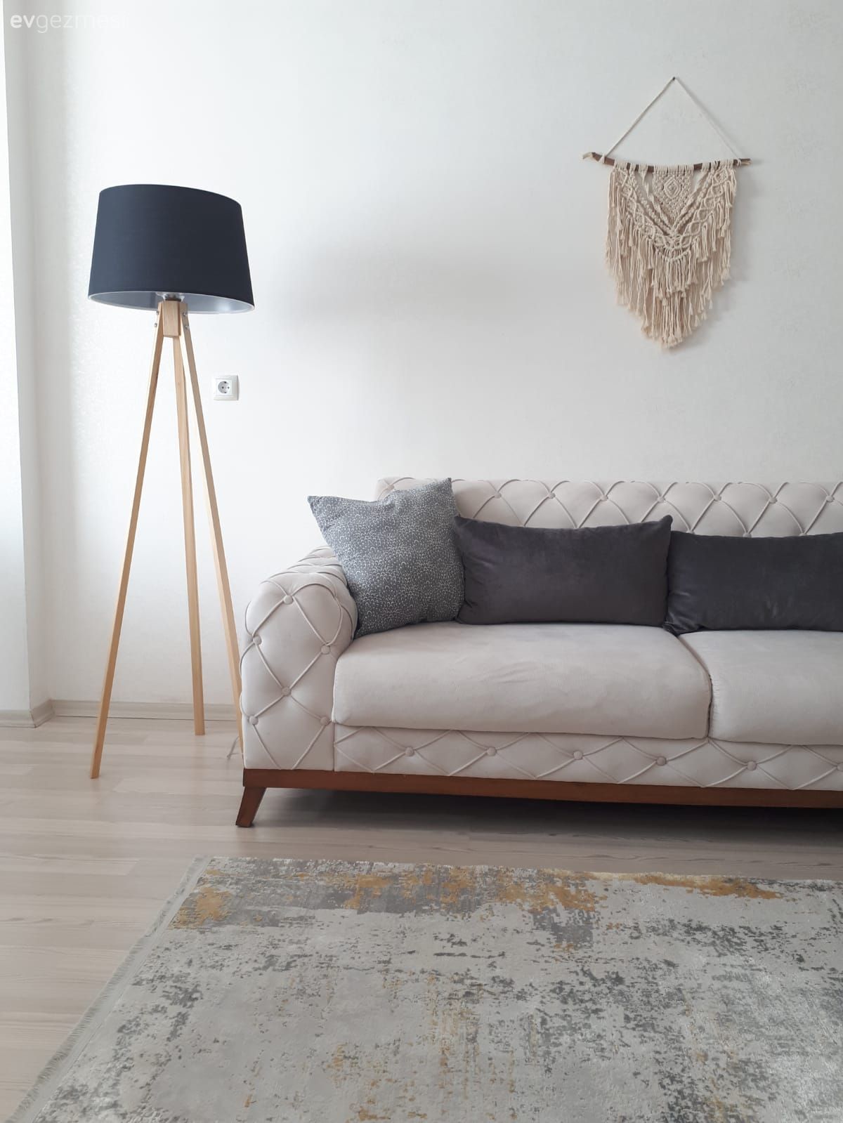 Salon, Modern, Krem, Antrasit  , Koltuk takımı, Halı, Salon halısı, Lambader, Aydınlatma, Kırlent, Ev tekstili, Makrome duvar dekoru