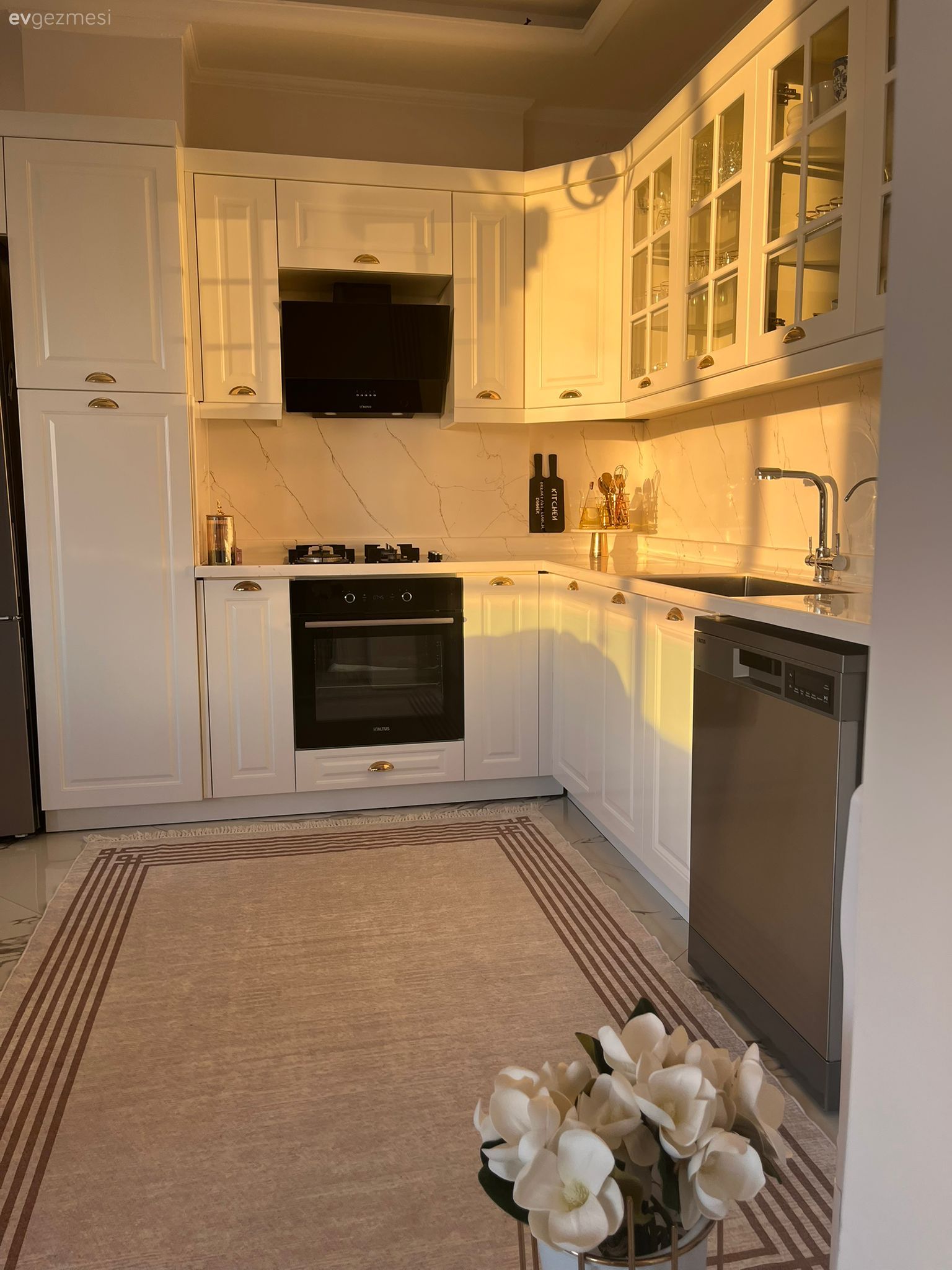 Mutfak, Beyaz, Shaker kapaklı dolaplar, Mutfak tezgahı, Mutfak tezgah arası, Cam Ankastre, Ankastre, Mutfak aksesuarları, Mutfak halısı, Davlumbaz, Mutfak zemin seramikleri