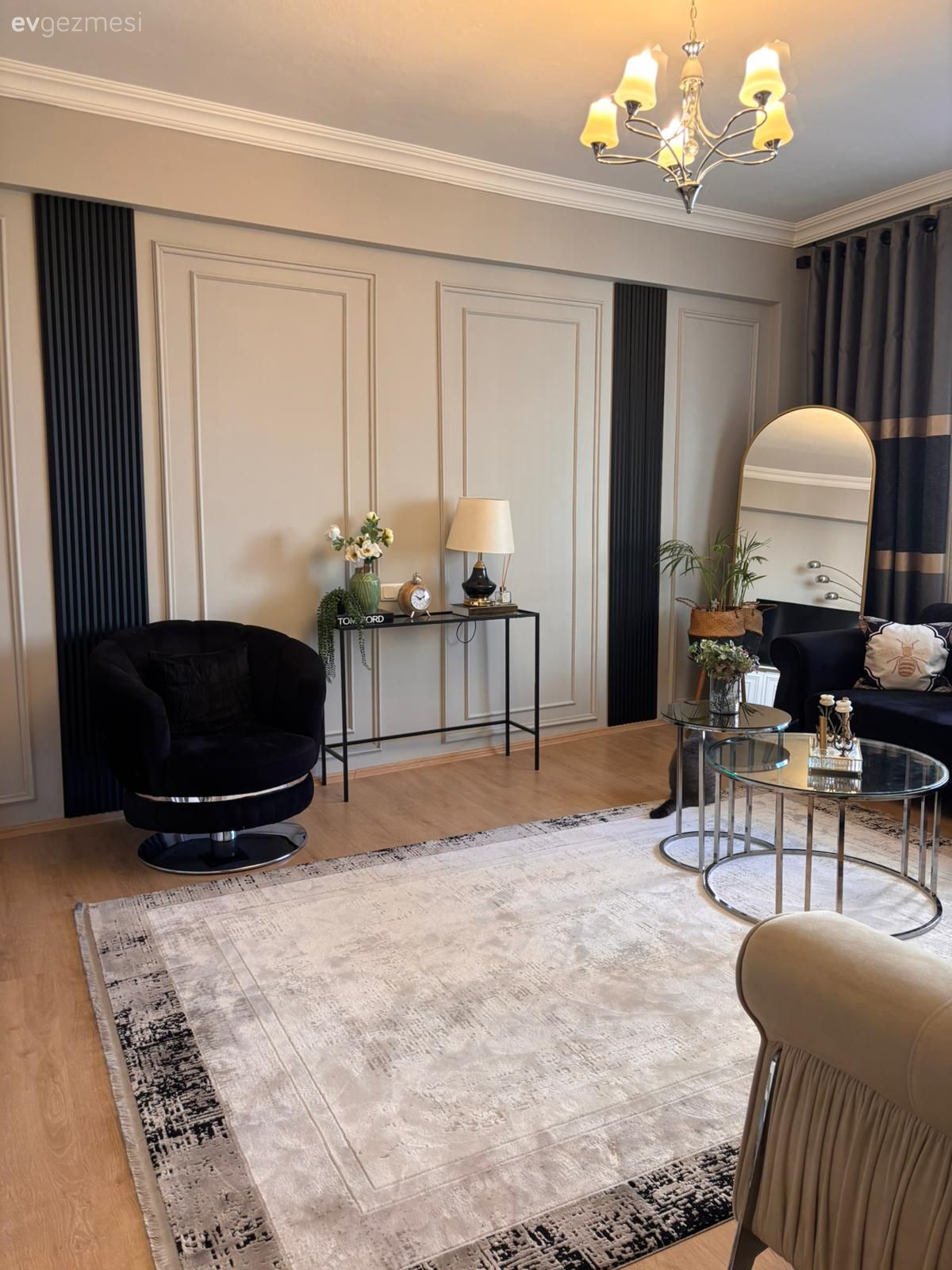 Bu Salonda Modern Parçalar Art Deko Detaylarla Zenginleşmiş