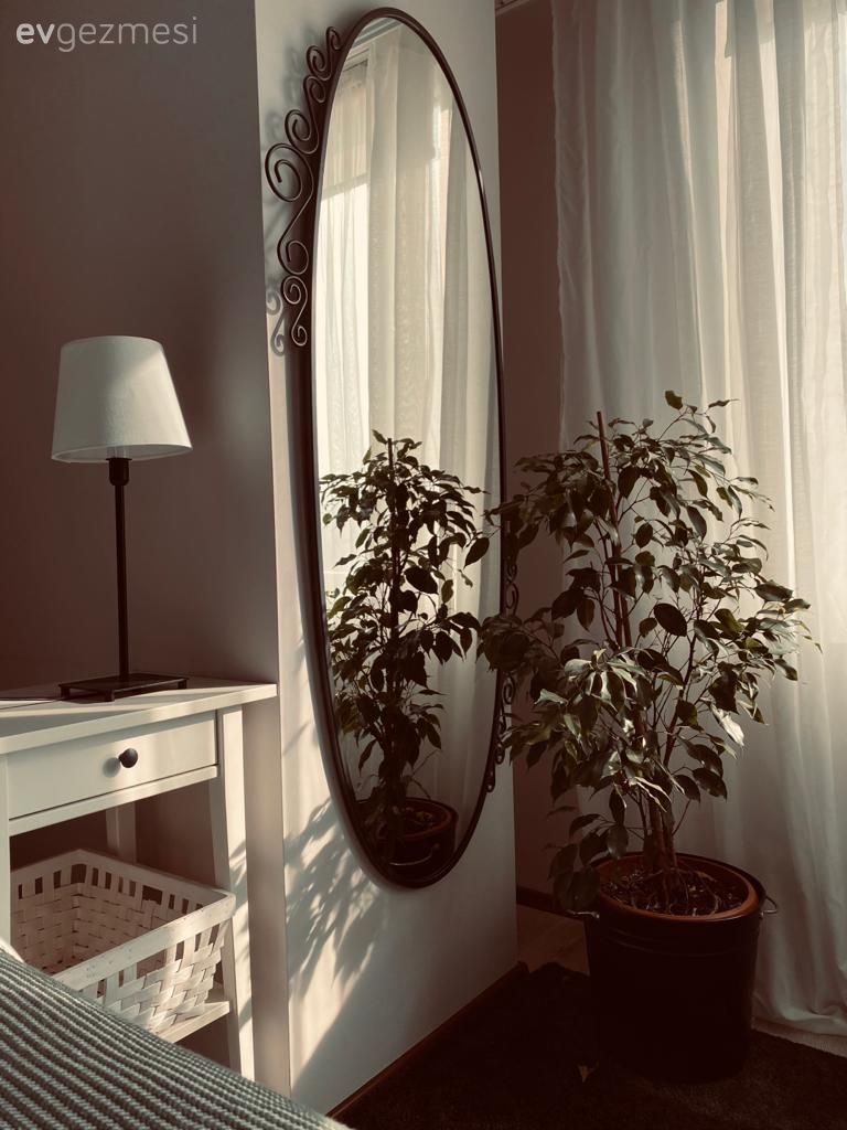 Boy aynası, Ayna, Komodin, Abajur, Aydınlatma, Beyaz, Gardrop, Yatak Odası, Ev bitkisi, Tül perde, Perde