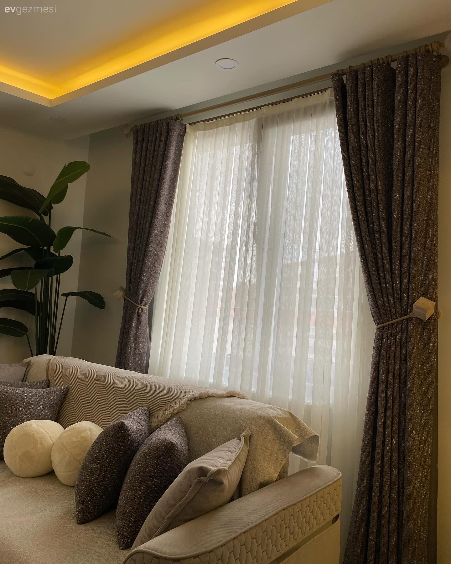 İstanbul'daki İki Katlı Bu Evde Duvarlar Odak Noktası!