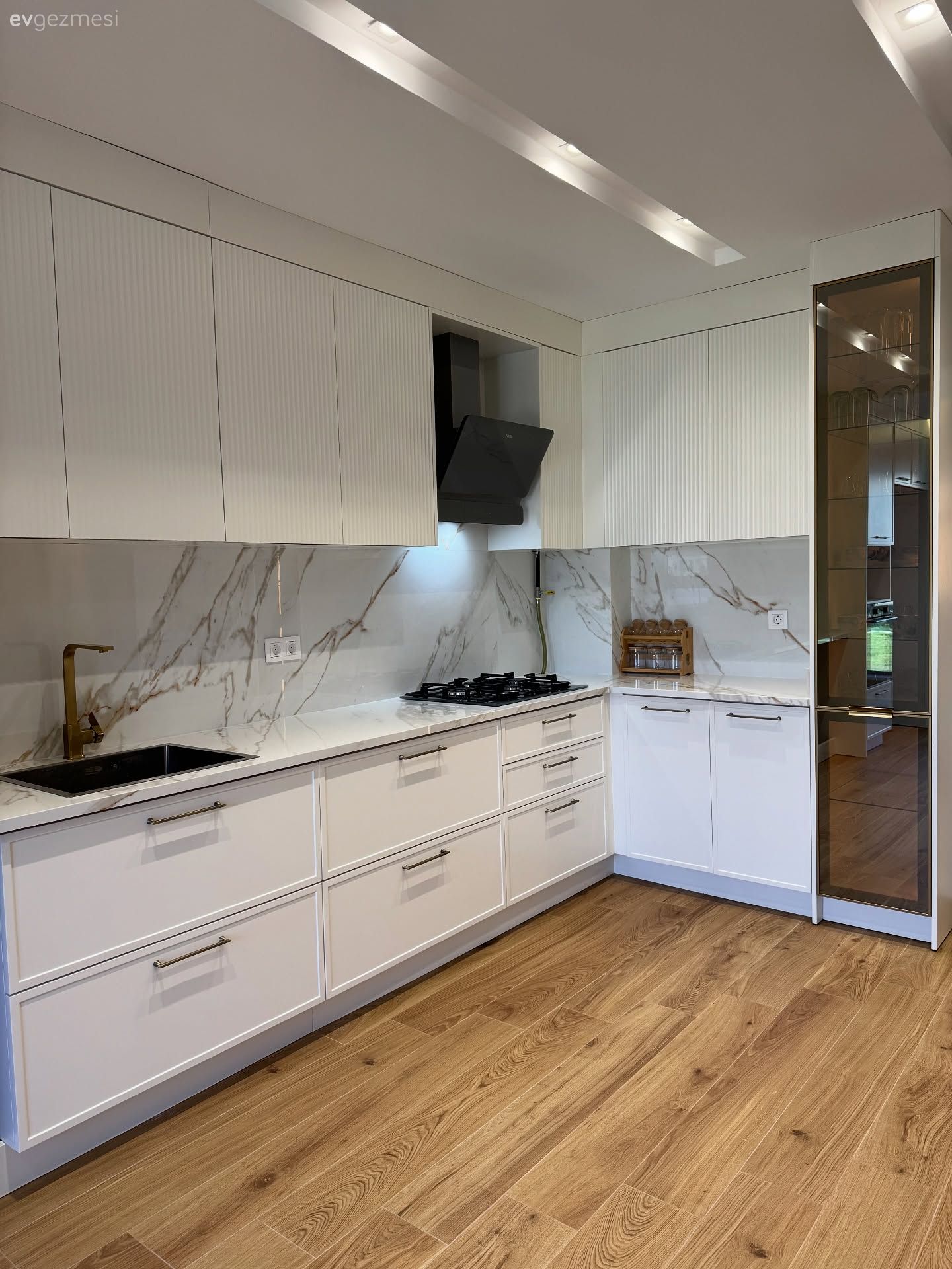 Lambri Kapaklar Bu Mutfağın Albenisini Daha Çok Arttırmış