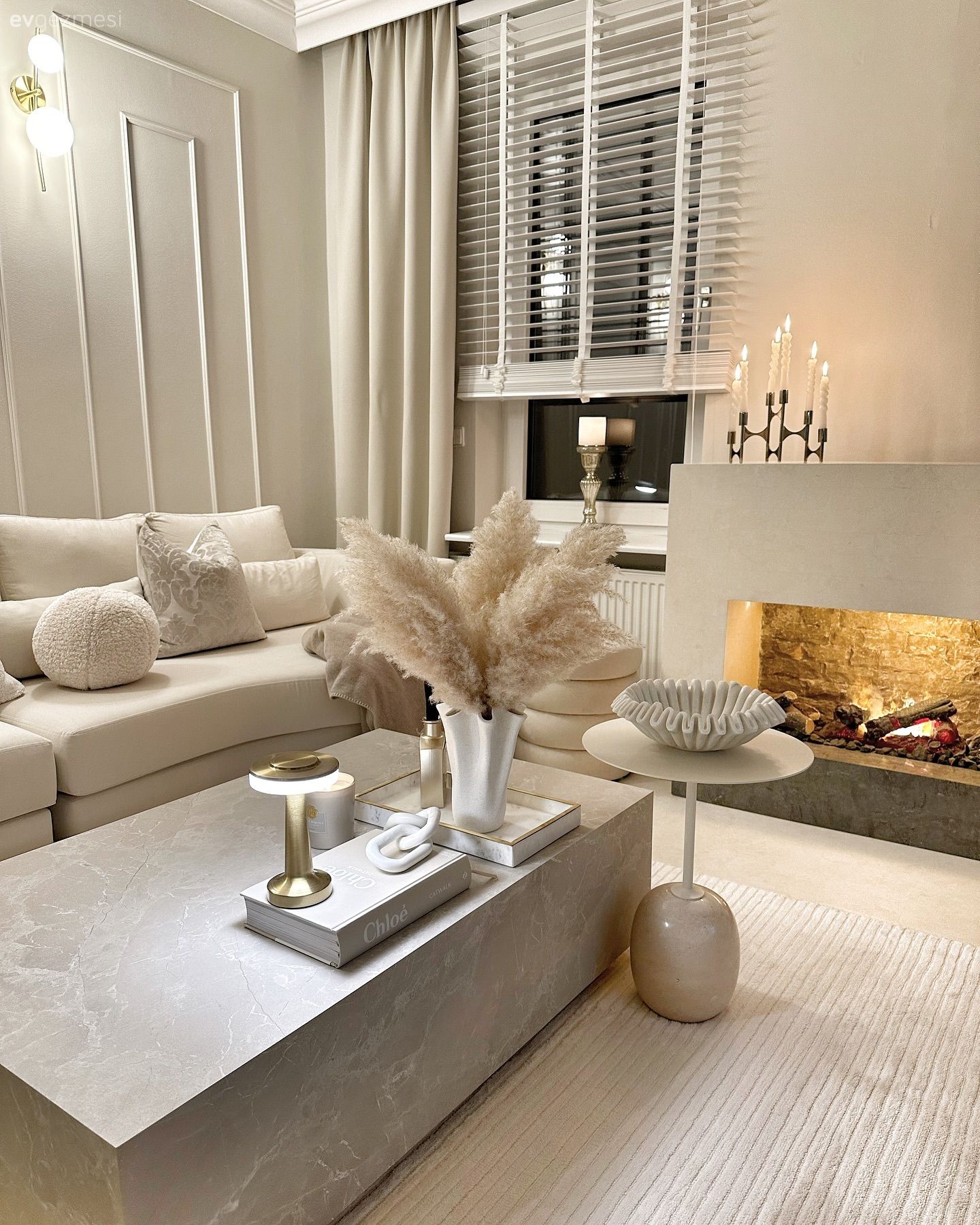 Beyazlara Kuşanmış Bu Evde Metalik Detaylar Işıltı Kaynağı!