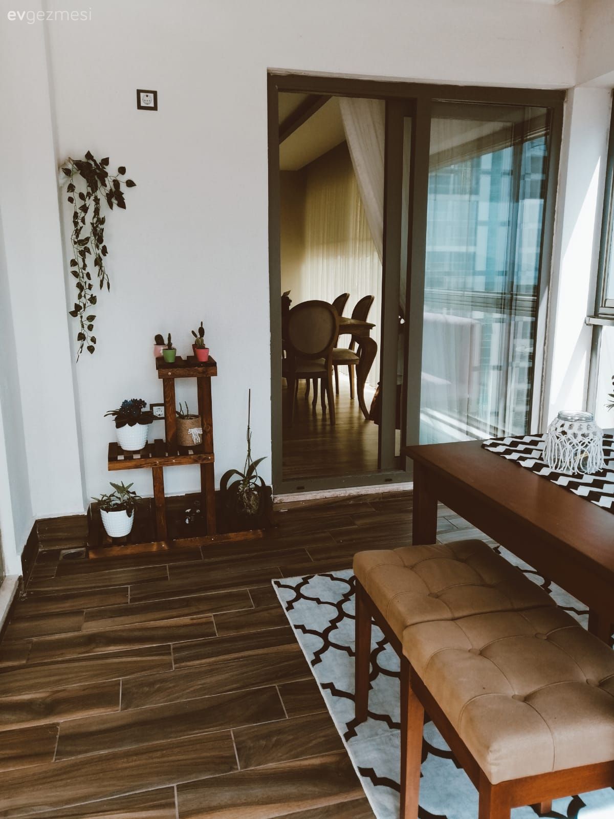 Balkon, Balkon masası, Beyaz, Siyah, Geometrik desen, Desenler, Çiçeklik, Balkon zemini, Kahverengi