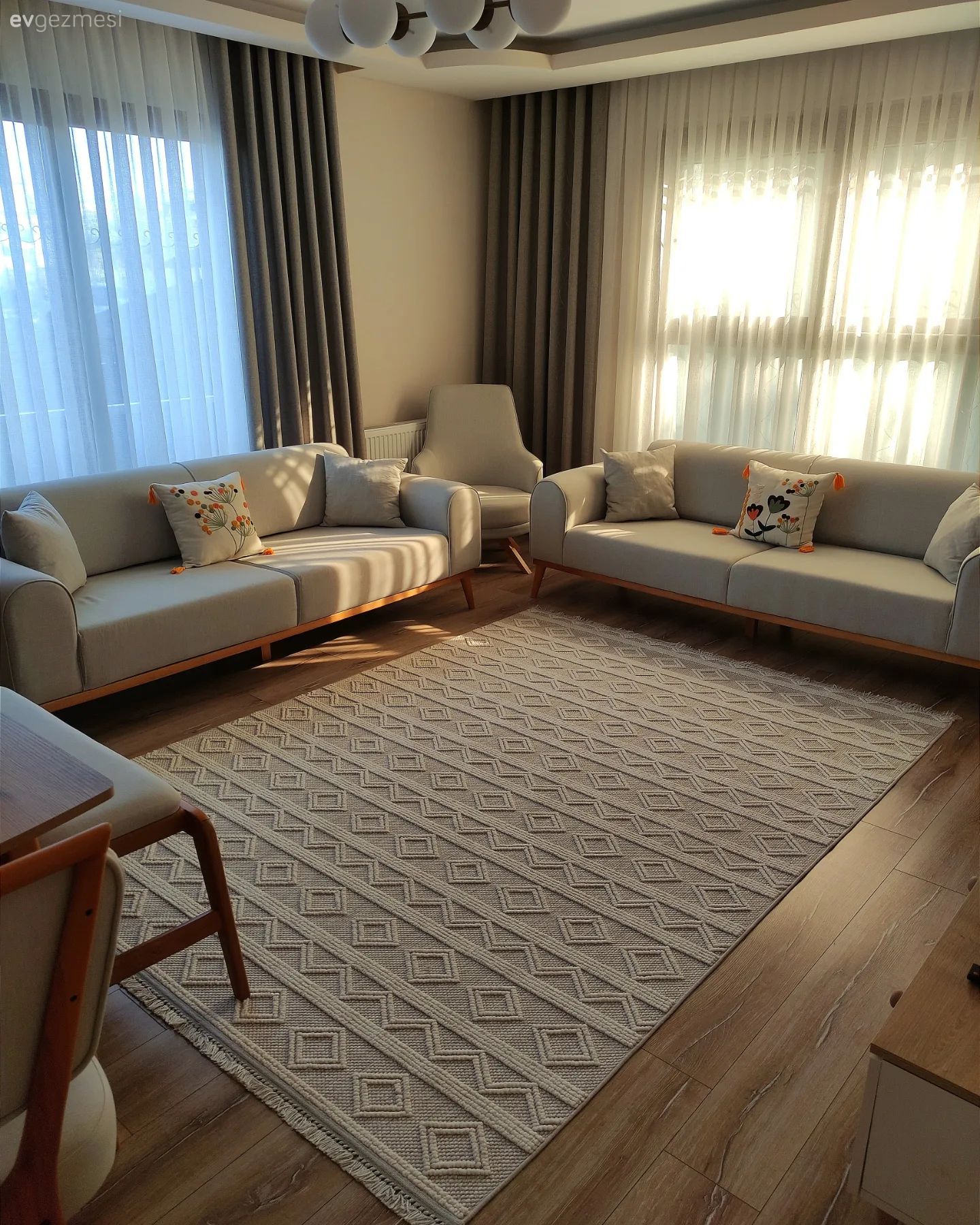 Ev Gezmesi: Modern ve İskandinav Ruhuyla Kuşanmış Bir Salon!