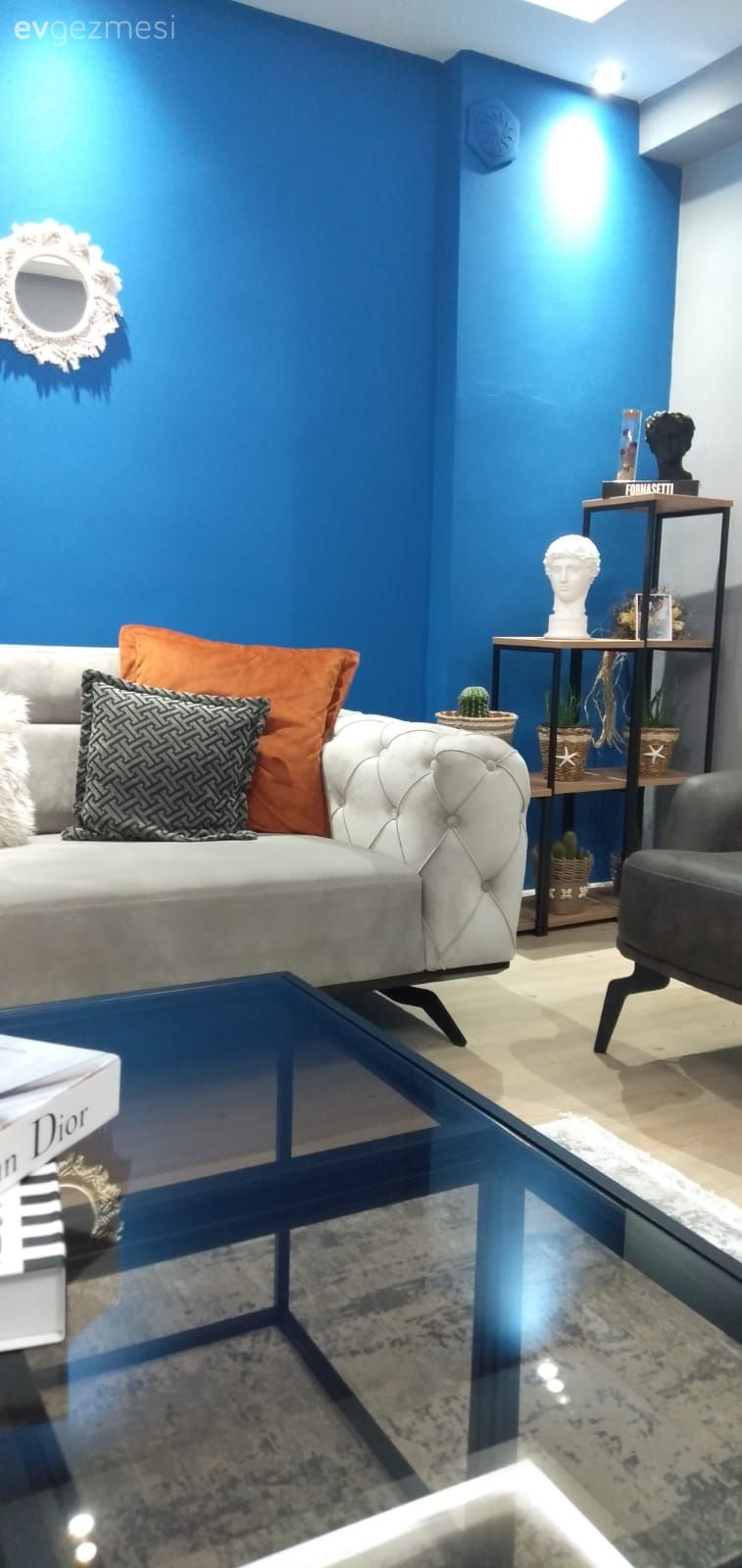 Salon, Modern, Mavi duvar, Gri, Antrasit  , Turuncu, Kırlent, Ev tekstili, Fon perde, Perde, Tül perde, Orta sehpa, Sehpa, Halı, Salon halısı, Berjer, Avize, Aydınlatma, Yan sehpa, Dekoratif Objeler