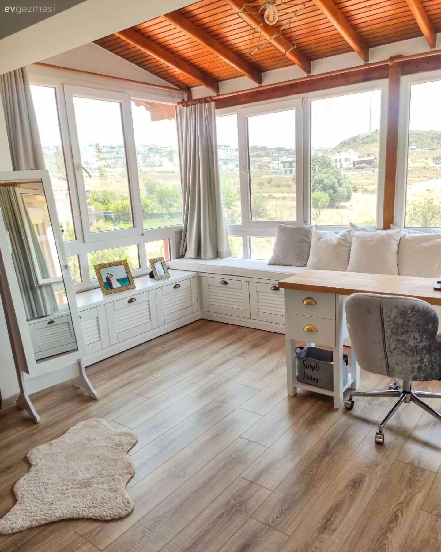 Yatak Odası, Sedir, Özel yapım dolaplar, Dolap, Parke, Beyaz, Boy aynası, Ayna