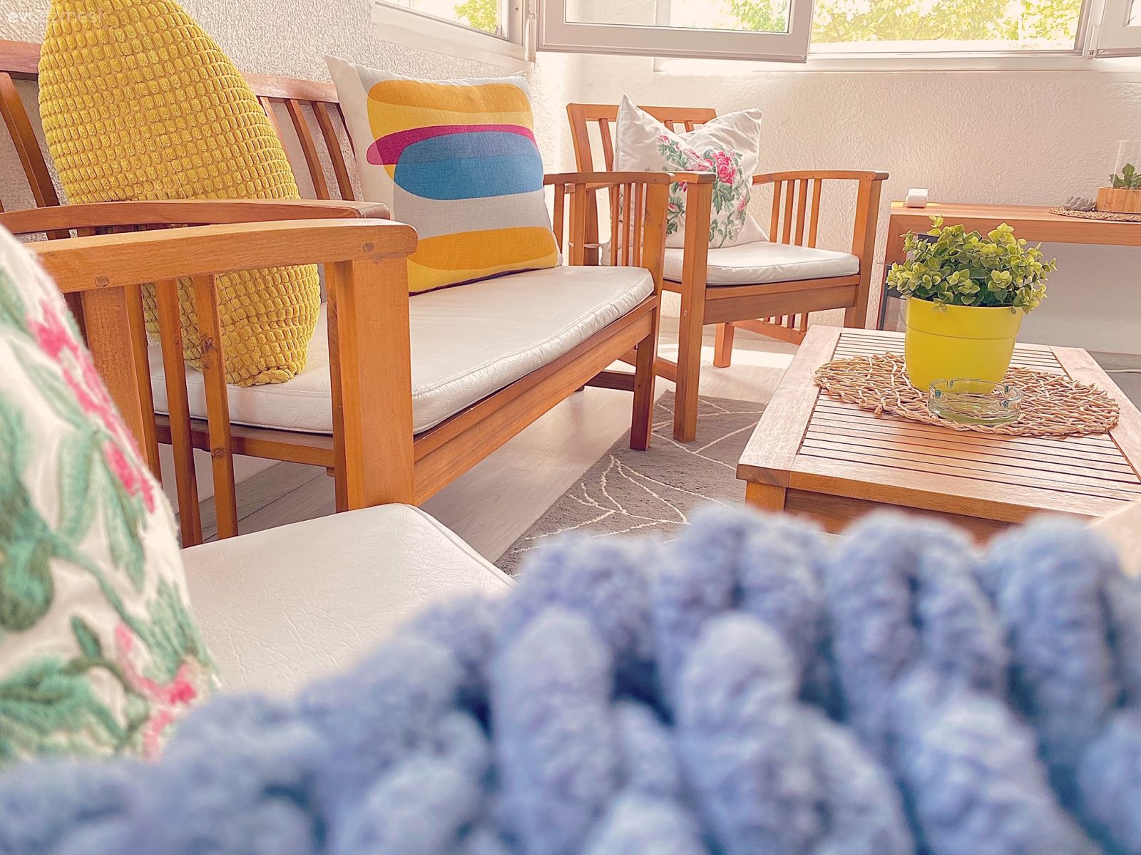 Balkon, Beyaz, Ahşap Mobilya, Kahverengi, Balkon oturma grubu, Balkon masası, Kırlent, Ev tekstili, Sarı