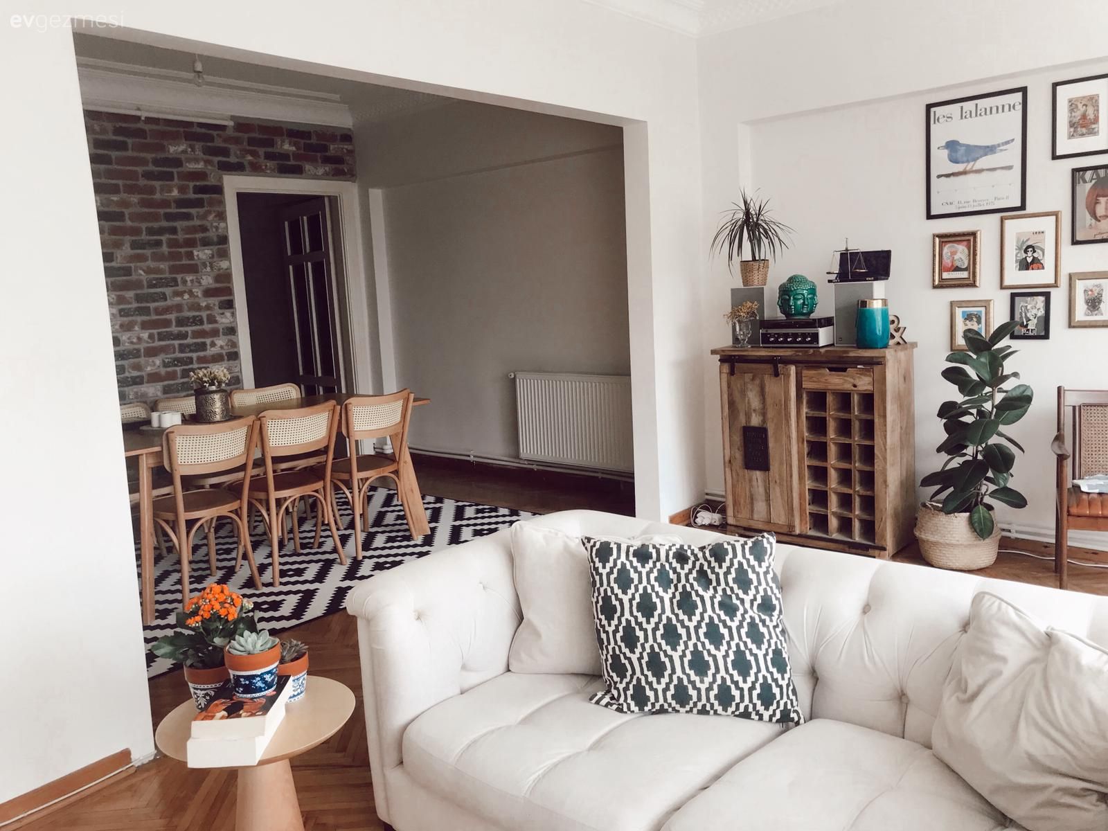 Salon, Beyaz, Yeşil, Eklektik, Siyah- Beyaz, Bej, Kahverengi, Koltuk takımı, Kırlent, Ev tekstili, Sehpa, Çerçeve, Galeri duvarı, Duvar dekorasyonu, Dolap, Ahşap Mobilya, Masif ahşap, Ev bitkisi, Jüt halı, Halı, Sandalye, Çiçekler, Sehpa üstü aksesuarı, Ev Aksesuar, Yemek masası, Geometrik desen, Desenler, Taş duvar