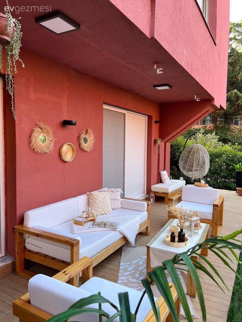 Pembe Duvarlı Bu Bahçe Masalsı Bir Atmosfer Sunmuş!