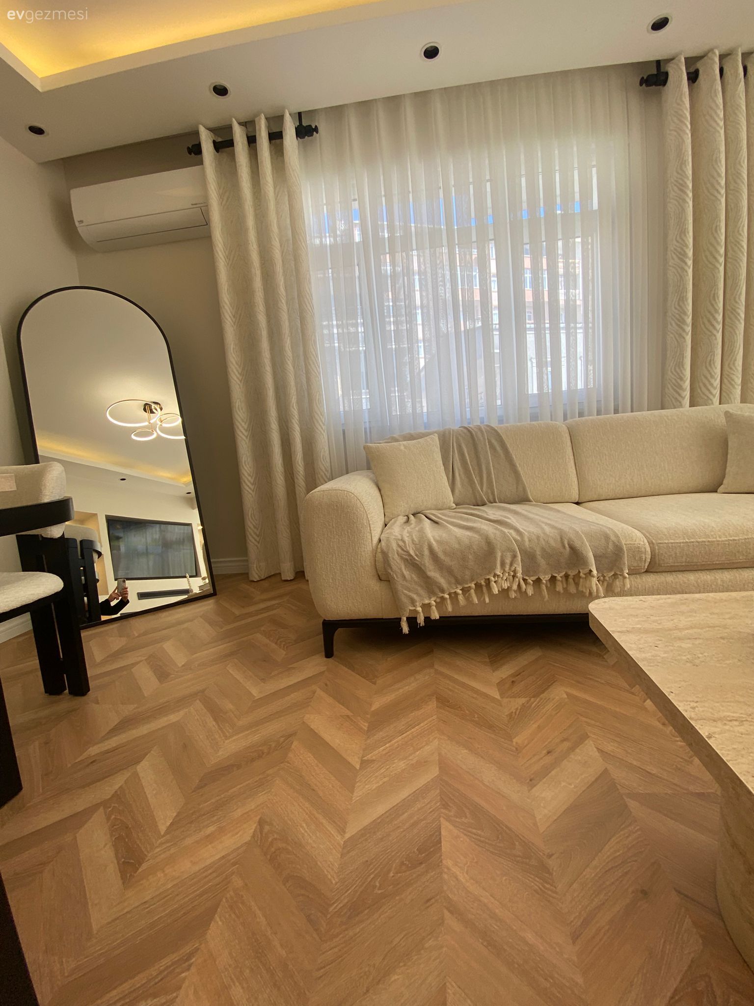 Koltuk takımı, Beyaz, Bej, Krem, Boy aynası, Ayna, Fon perde, Perde, Tül perde, Parke, Orta sehpa, Sehpa