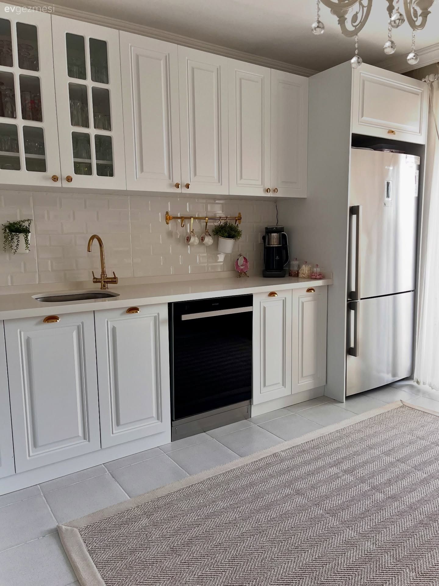 Mutfak, Beyaz, Beyaz mutfak, Shaker kapaklı dolaplar, Siyah, Mutfak halısı, Cam kapaklı dolap, Tezgah arası seramik, Mutfak tezgah arası, Eviye , Mutfak bataryası