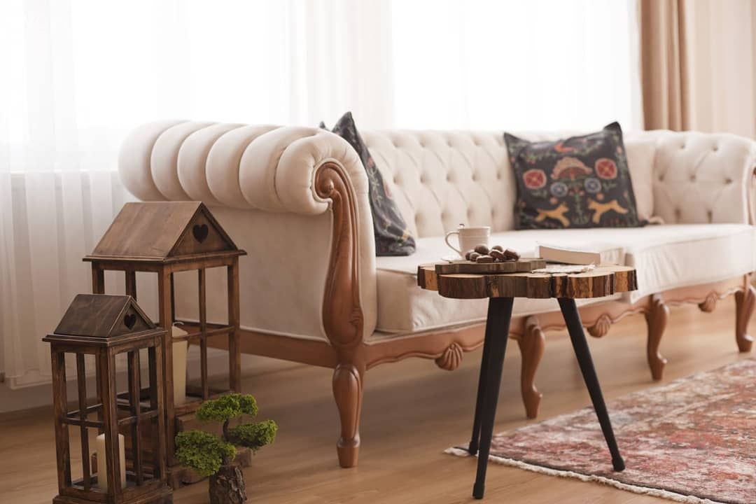 Salon, Krem, Kapitoneli koltuk, Ahşap Mobilya, Metal ayaklı sehpa, Sehpa, Ev Aksesuar, Fener, Halı, Salon halısı, Perde, Fon perde, Tül perde, Ev bitkisi, Kendin Yap