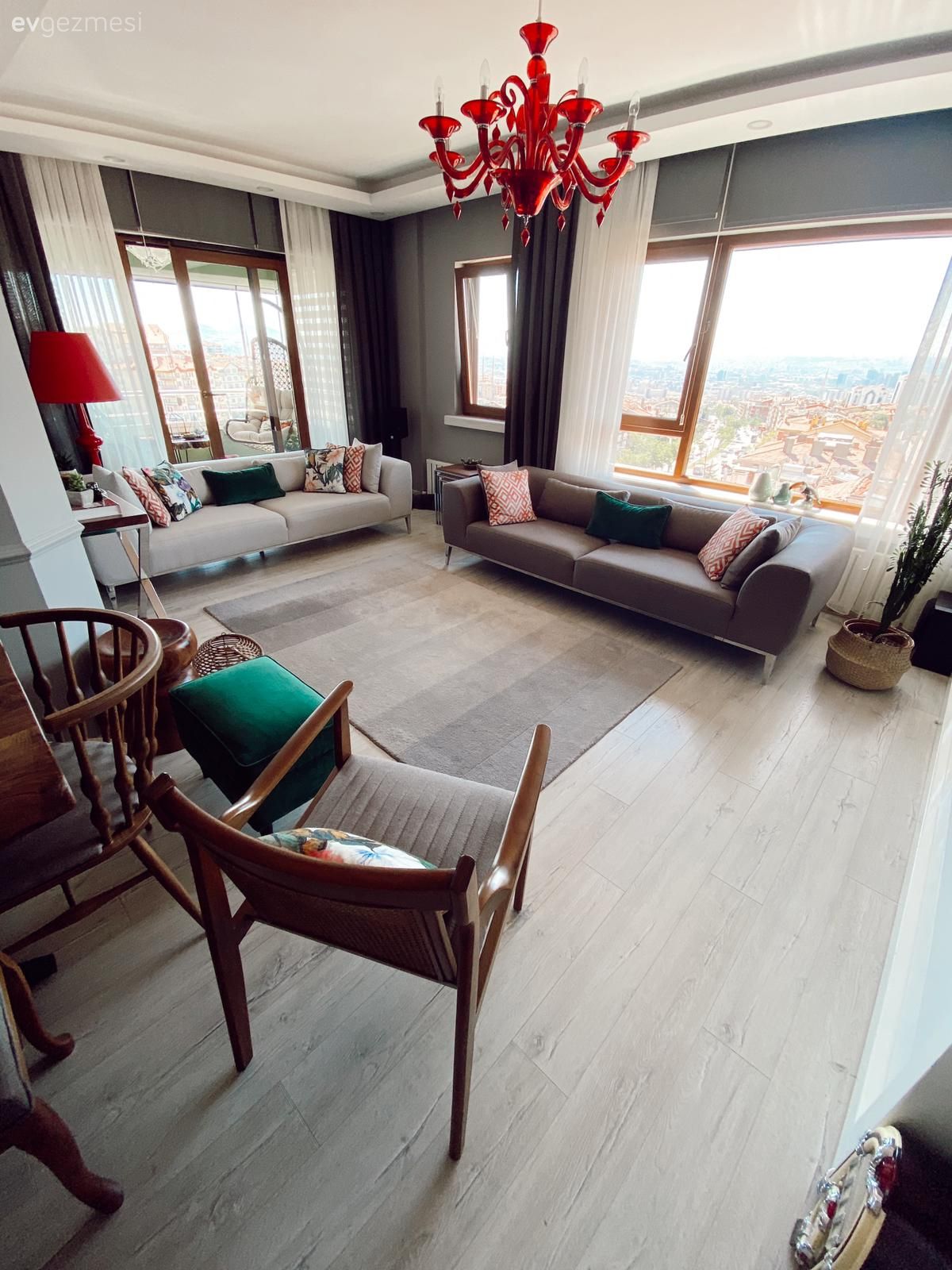 Salon, Modern, Koltuk takımı, Halı, Gri, Bej, Beyaz, Kırmızı, Avize, Aydınlatma, Salon avizesi, Saksı, Ev bitkisi, Sandalye, Puf, Yeşil, Berjer, Perde, Kırlent, Ev tekstili