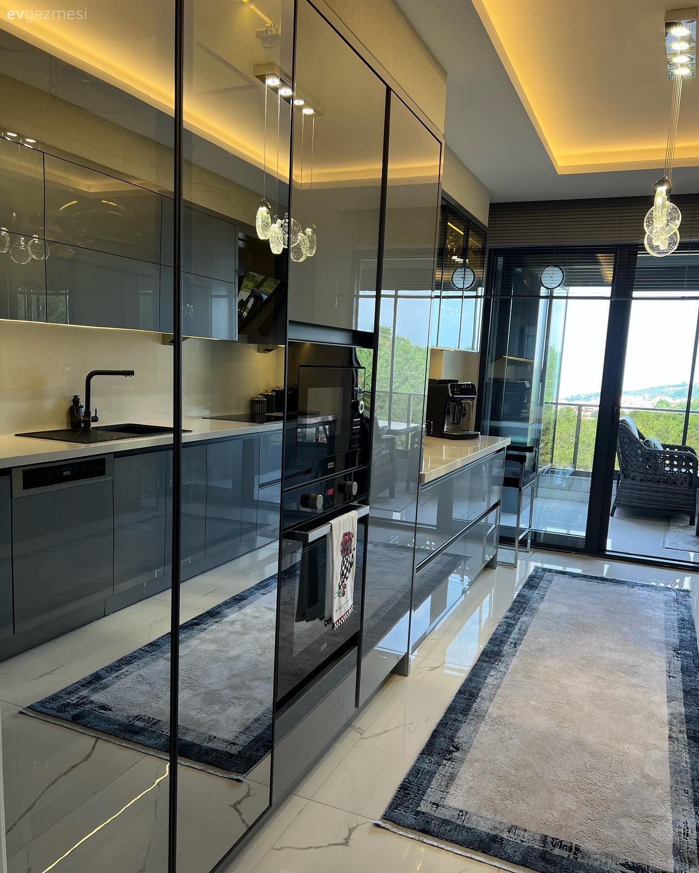 Mutfak, Gri, Siyah, Antrasit  , Kulpsuz mutfak dolabı, Mutfak tezgahı, Mutfak tezgah arası, Ankastre, Mutfak halısı, Led aydınlatma, Aydınlatma, Mutfak zemin seramikleri, Mutfak Avize Modelleri