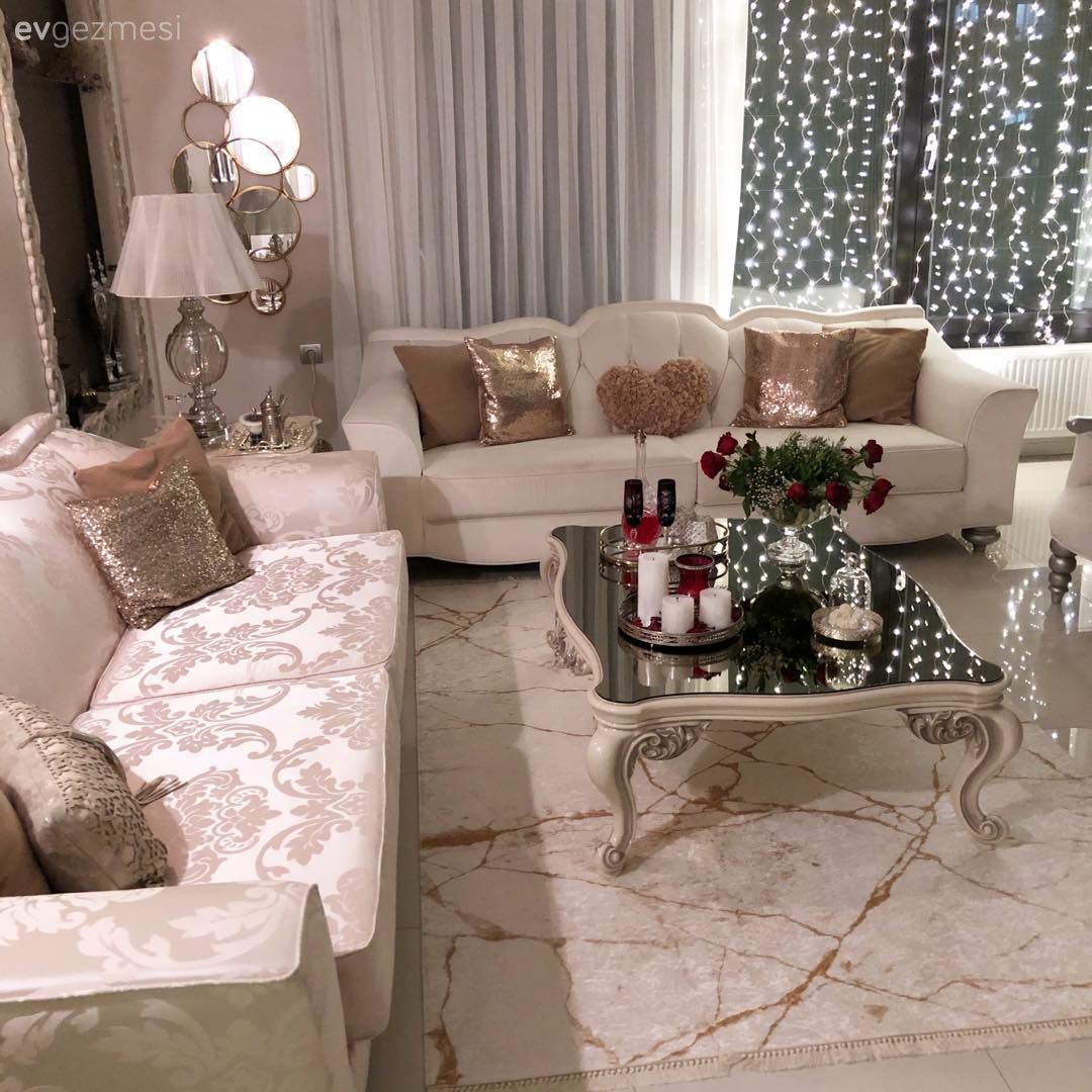 Salon, Beyaz, Bej, Krem, Vizon, Koltuk takımı, Orta sehpa, Sehpa, Sehpa üstü aksesuarı, Ev Aksesuar, Dekoratif ayna, Ayna, Tül perde, Perde, Abajur, Aydınlatma, Halı, Salon halısı, Vazo, Çiçekler, Led peri ışık