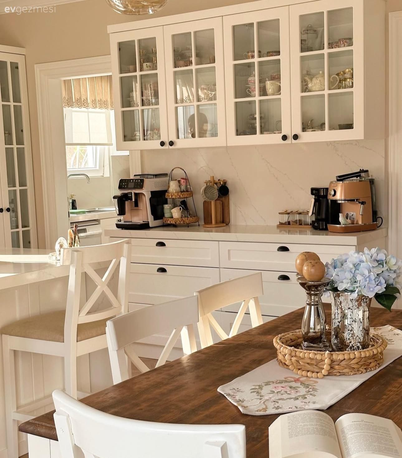 Beyaz, Ahşap Mobilya, Sandalye, Mutfak sandalyesi, Cam kapaklı dolap, Kahve köşesi, Mutfak aksesuarları, Mutfak, Bej, Dekoratif Objeler