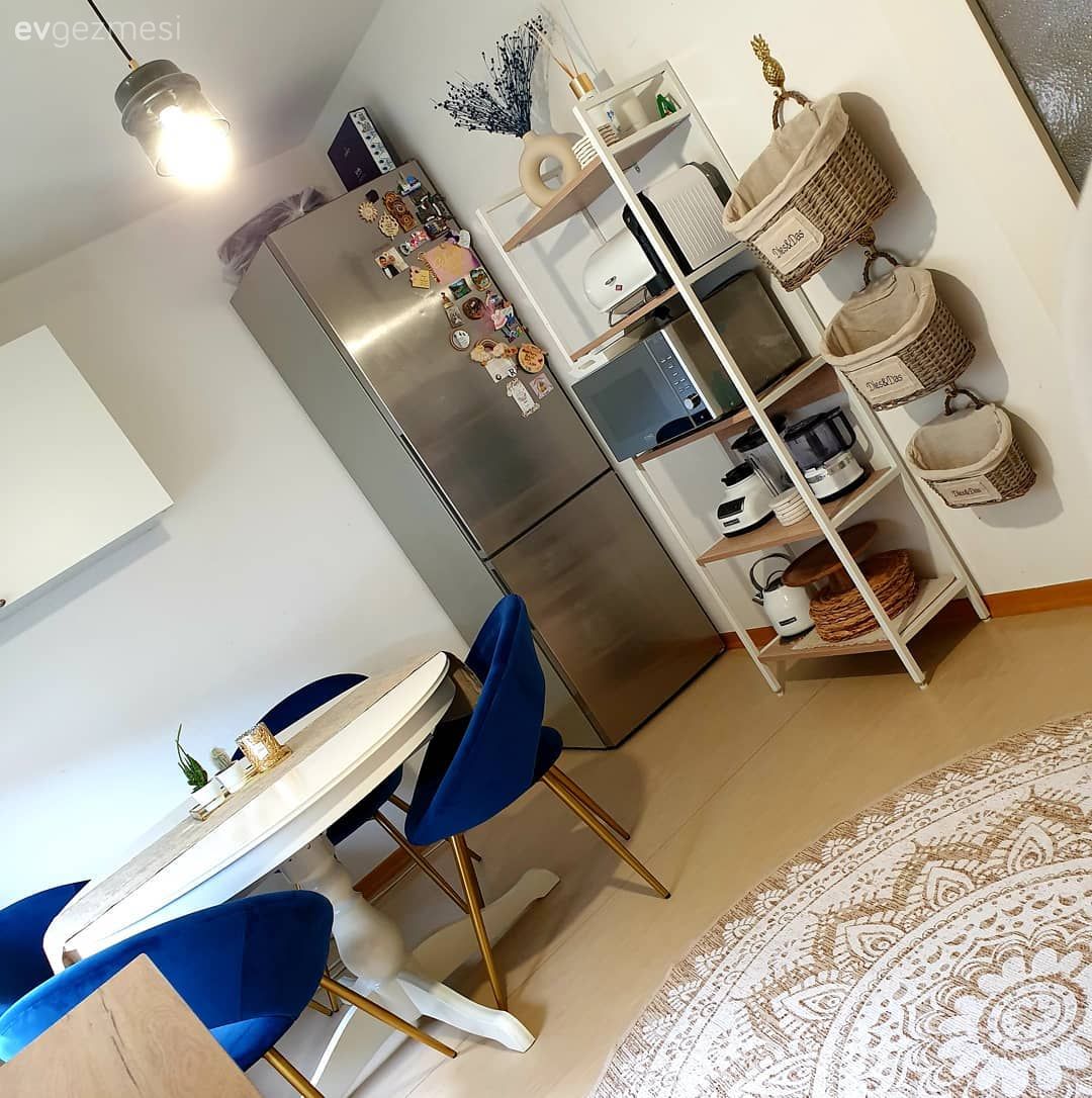 Beyaz, Beyaz ve ahşap mutfak, Mutfak, Parke, Yuvarlak halı, Halı, Mutfak rafı, Mutfak masası, Sandalye, Parlament mavisi, Mutfak Avize Modelleri, Mutfak aksesuarları, Mutfak halısı