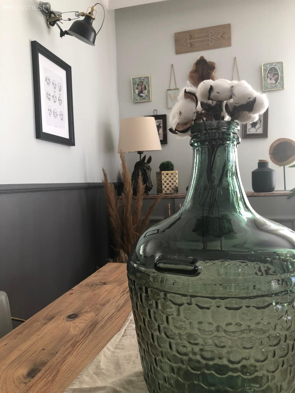 Gri duvar, Çerçeve, Vazo, Ev Aksesuar, Abajur, Aydınlatma, Ahşap masa