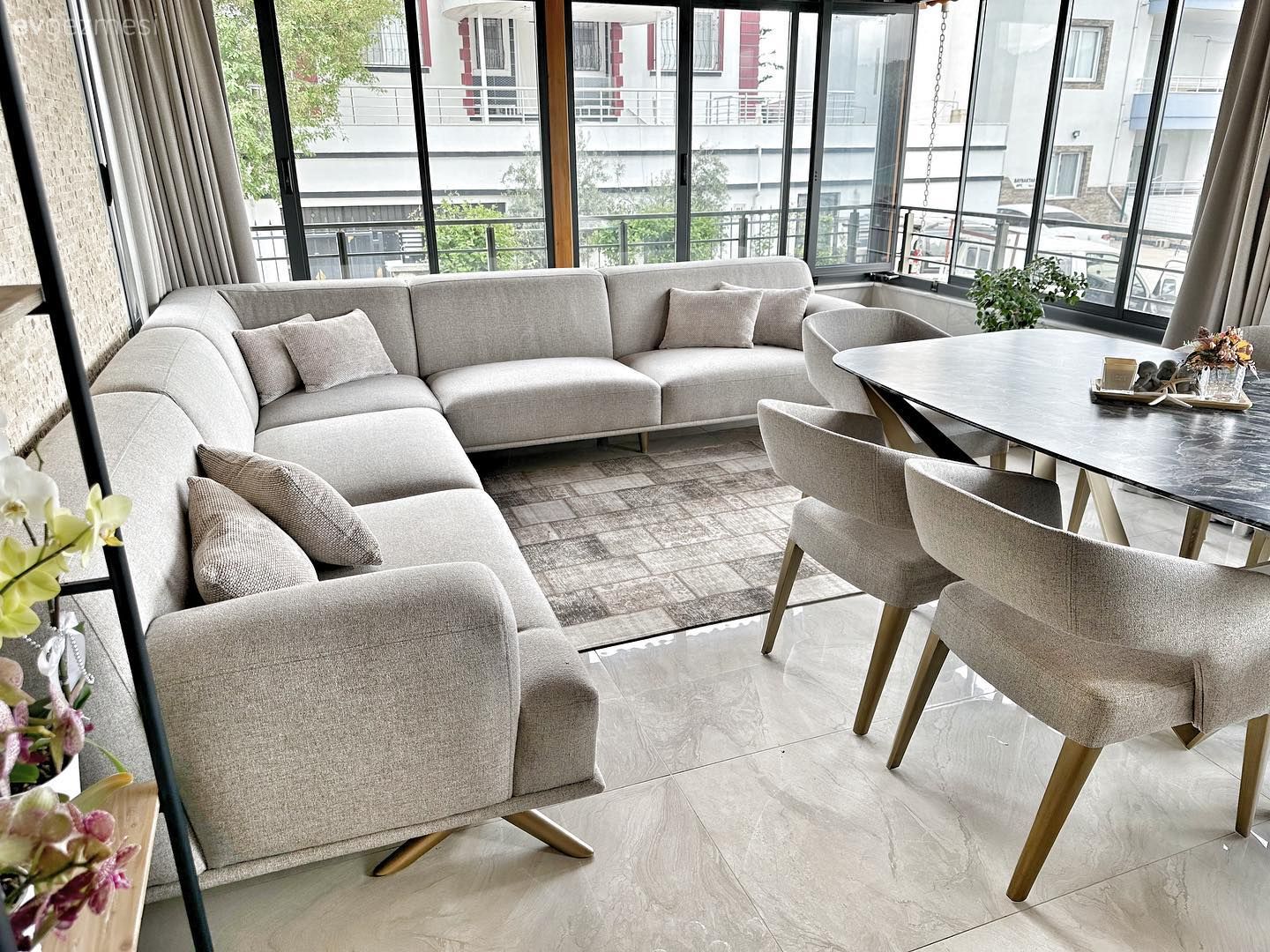 Balkon, Kapalı balkon, Balkon oturma grubu, Bej, Beyaz, Gri, Köşe koltuk, Koltuk takımı, Sandalye, Balkon masası, Kırlent, Ev tekstili