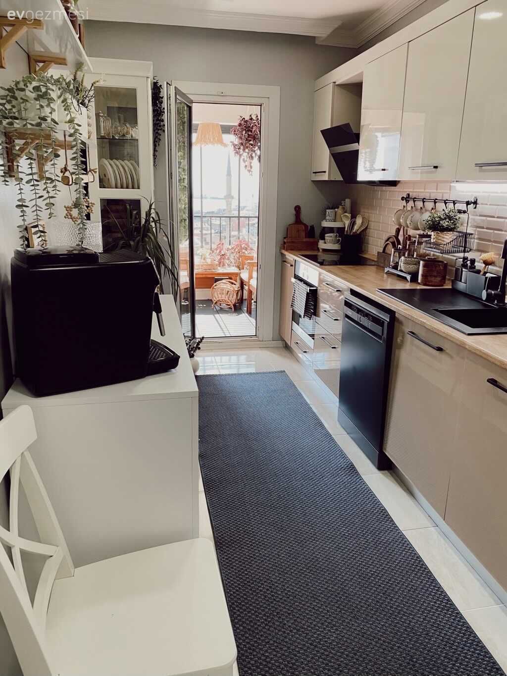 Mutfak, Beyaz, Mutfak tezgahı, Mutfak tezgah arası, Mutfak halısı, Sandalye, Mutfak aksesuarları, Mutfak rafı, Davlumbaz