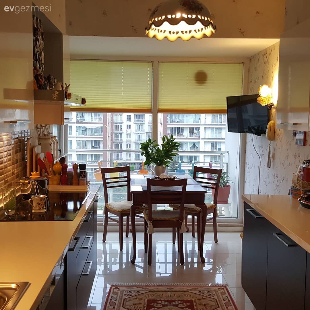 Mutfak, Klasik mutfak, Kahverengi, Beyaz, Sarı, Mutfak tezgahı, Mutfak tezgah arası, Mutfak masası, Sandalye, Vazo, Ev Aksesuar, Çiçekler, Mutfak perdesi, Stor perde, Mutfak halısı, Ankastre, Mutfak Avize Modelleri