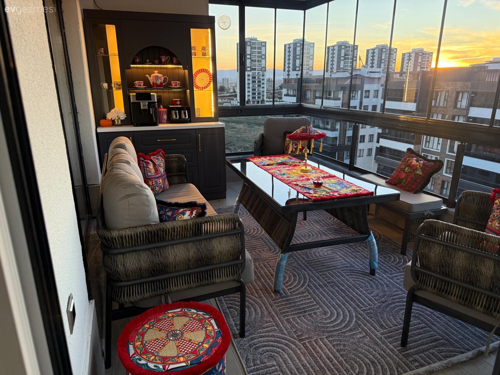 Kahve Köşesini İçine Alan Bir Diyarbakır Balkonu