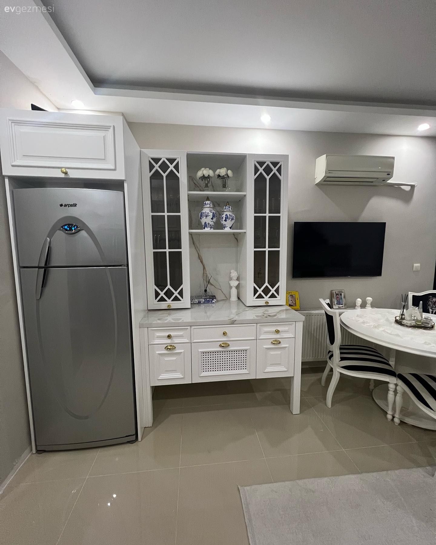 Country, Klasik, Kahve köşesi, Ekstra mutfak dolabı, Mutfak, Cam kapaklı dolap, Sandalye, Mutfak masası, Siyah- Beyaz, Spot aydınlatma, Aydınlatma