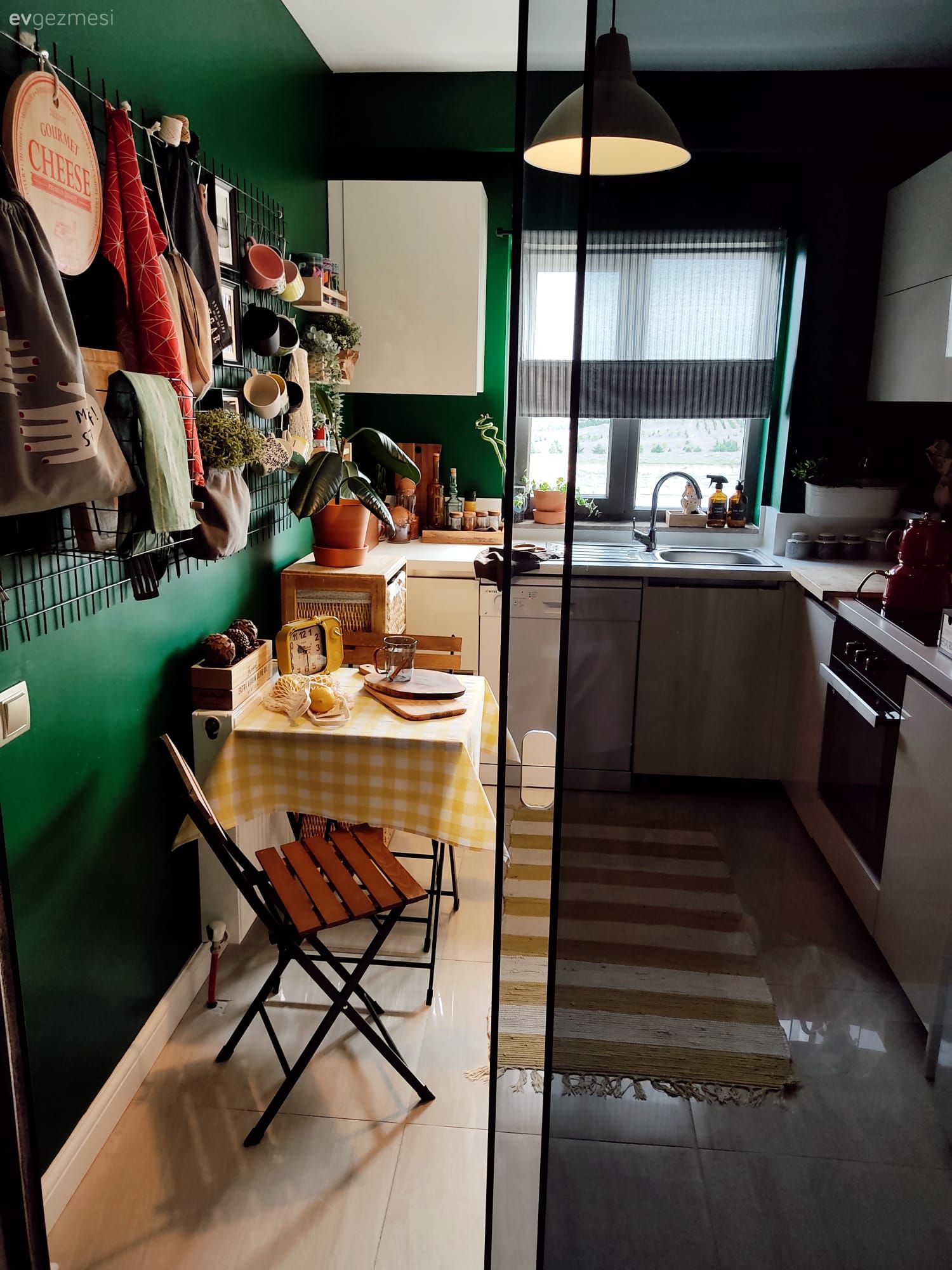 Mutfak, Küçük mutfak dekorasyonu, Yeşil duvar, Beyaz, Siyah, Sarı, Mutfak masası, Sandalye, Mutfak halısı, Mutfak tezgahı, Mutfak tezgah arası, Tezgah arası seramik, Mutfak Avize Modelleri, Ankastre