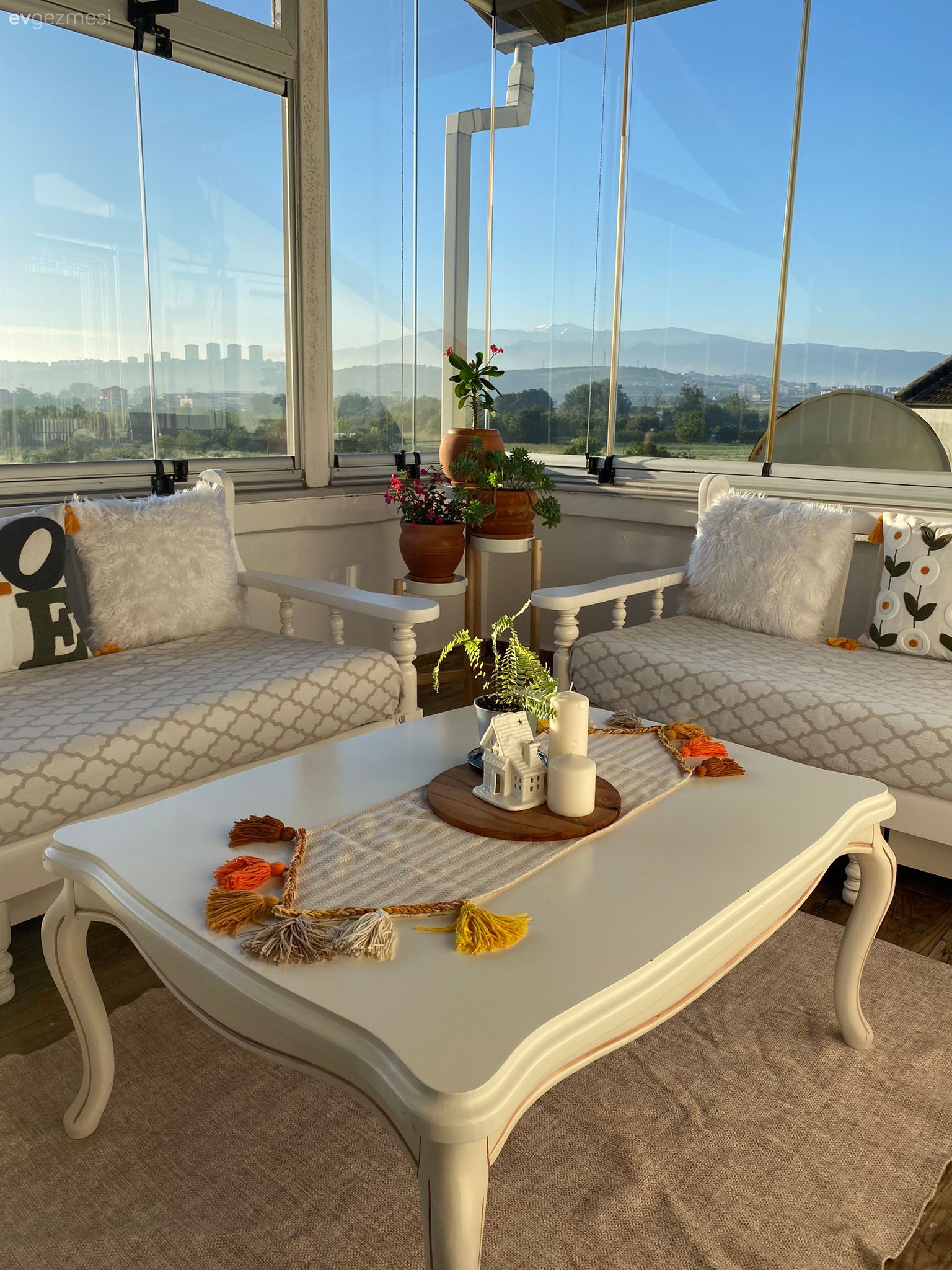 Kapalı balkon, Beyaz, Kırlent, Ev tekstili, Balkon masası