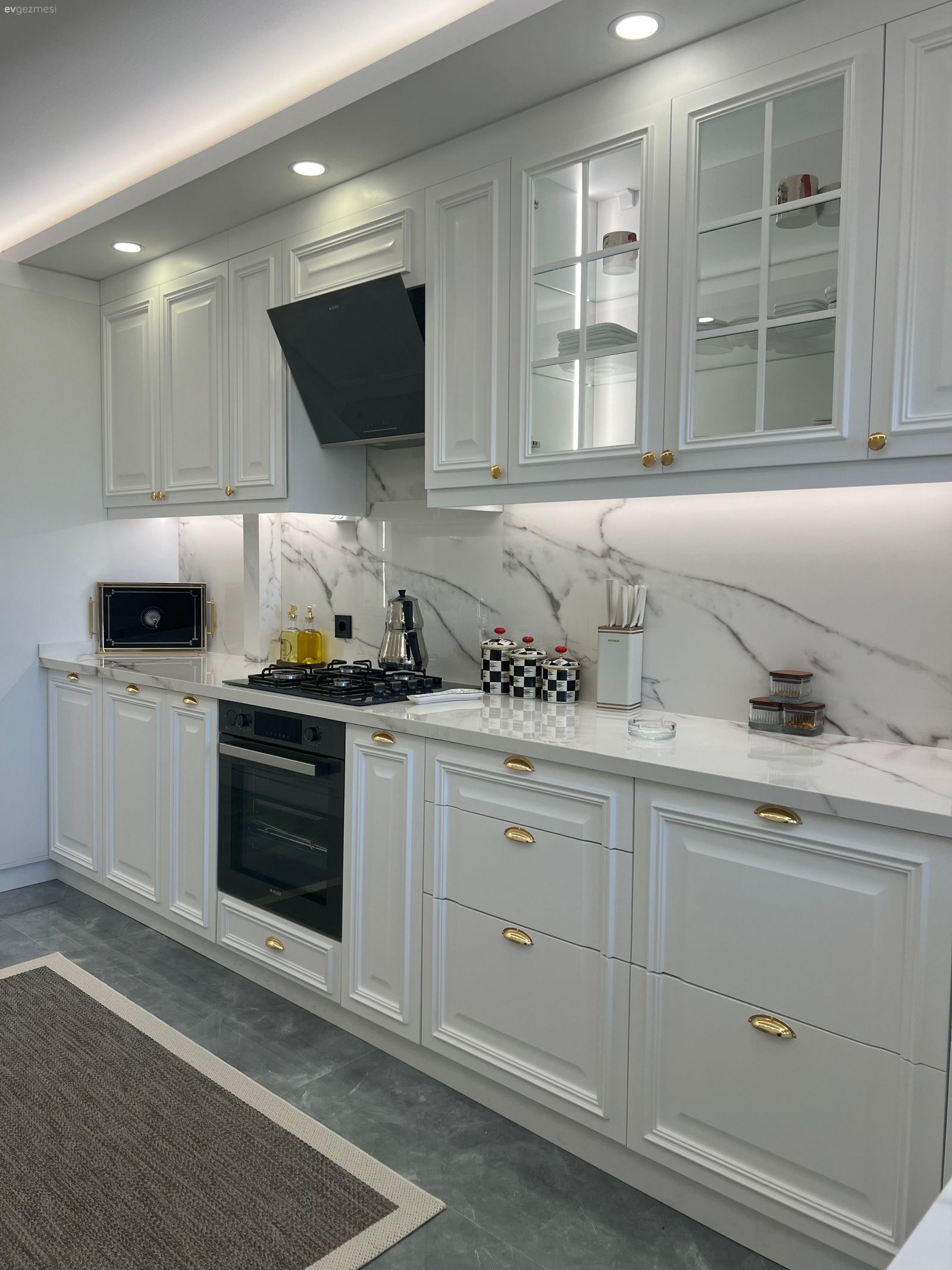 Beyaz mutfak, Mutfak, Beyaz, Siyah, Shaker kapaklı dolaplar, Mutfak tezgahı, Mutfak tezgah arası, Ankastre, Davlumbaz, Spot aydınlatma, Aydınlatma, Mutfak aksesuarları, Mutfak zemin seramikleri, Mutfak halısı