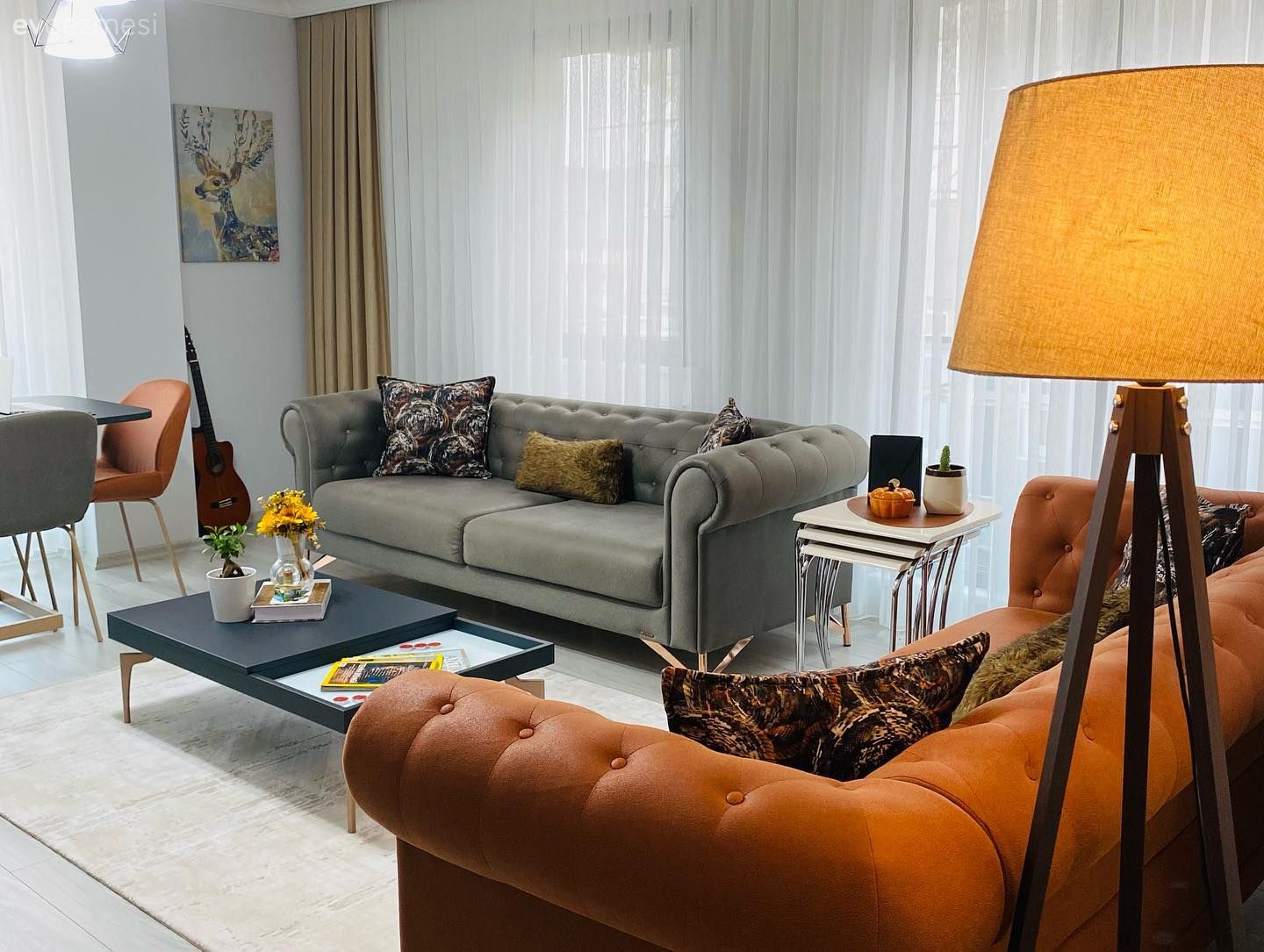 Bu İstanbul Evinde Turuncunun Enerjisi Dekora Hareket Katmış